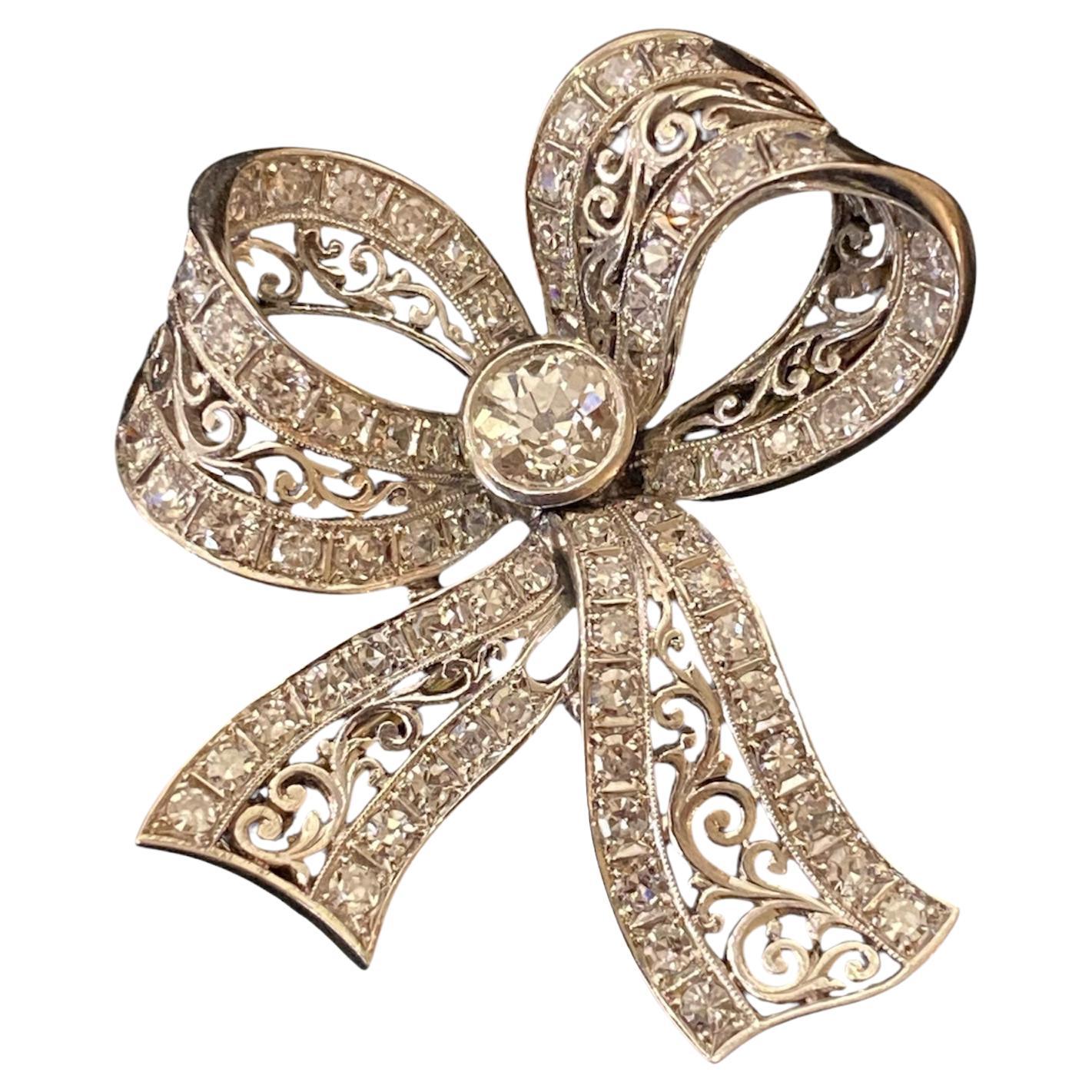 “Bow” brooch in gold with diamonds, Portuguese.