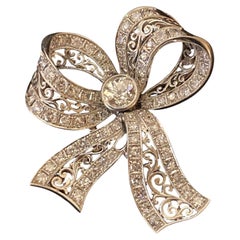 “Bow” brooch in gold with diamonds, Portuguese.