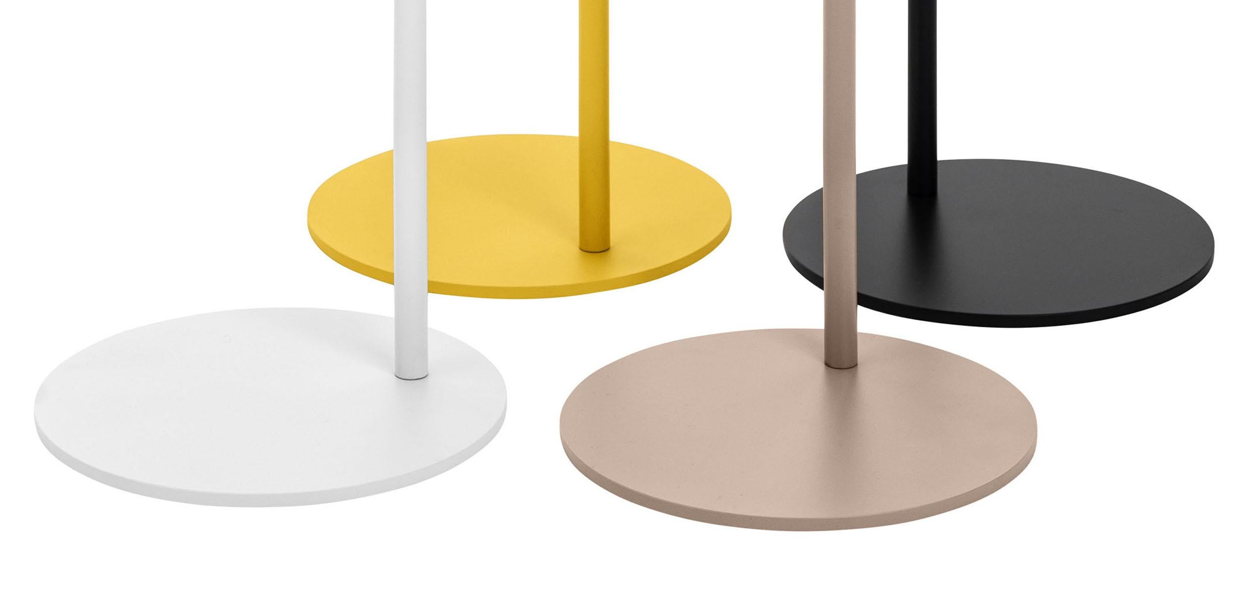 Der Garderobenständer BOW ist ein minimalistisches Accessoire und ein Highlight mit einem zarten Rahmen, der seine wahre Stärke verrät. Die deutlich außermittige Position der Stange im Verhältnis zur Fußplatte ist ein markantes Designmerkmal. Sowohl