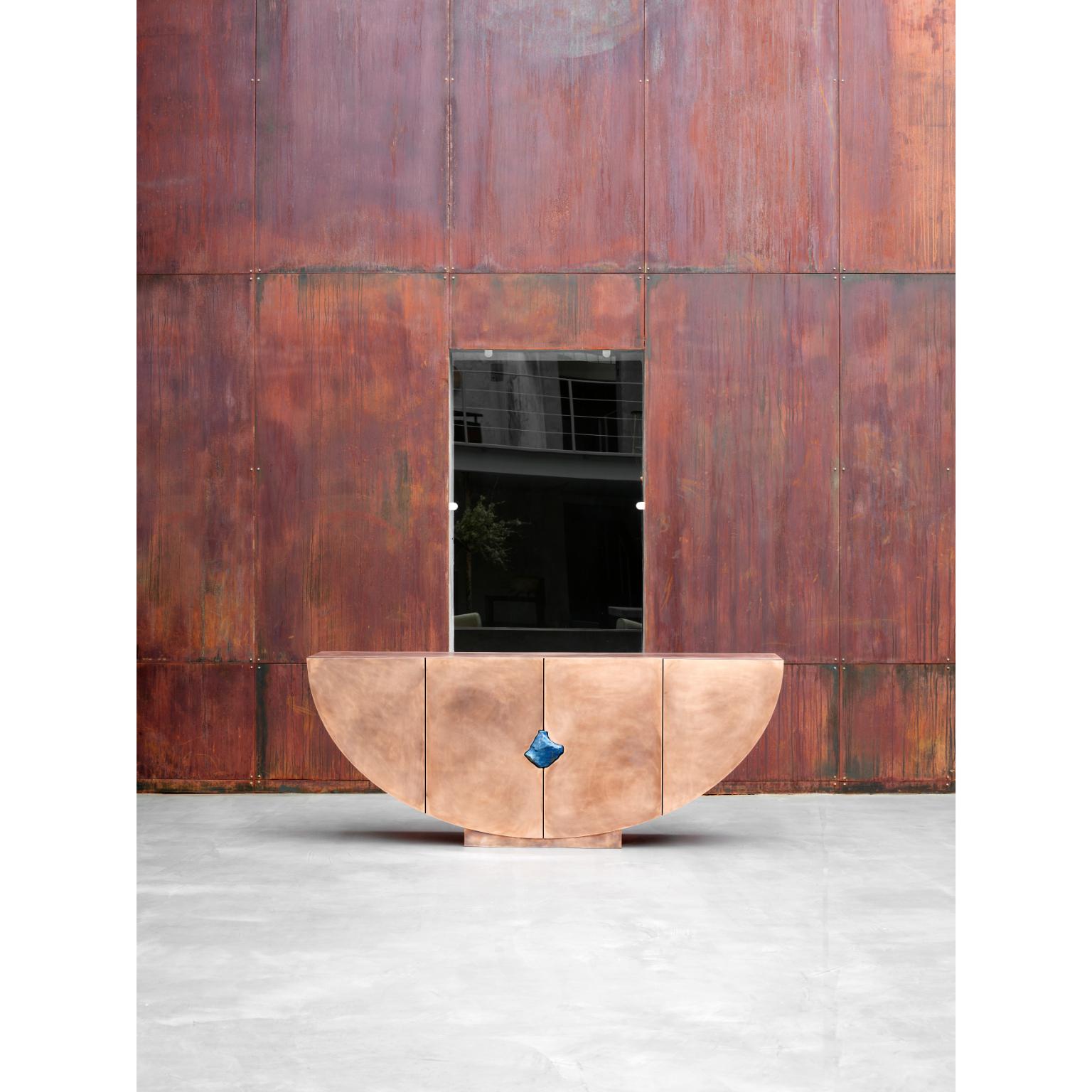 Bogenkonsole mit Lapislazuli-Stein von Pierre De Valck
Einzigartiges Stück.
Abmessungen: T 35 x B 200 x H 85 cm.
MATERIALIEN: Patinierte Bronze und Lapislazuli-Stein.

Pierre de Valck, Rick Owens, Pierre Jeanneret und Niclas Wolff, vier Künstler,