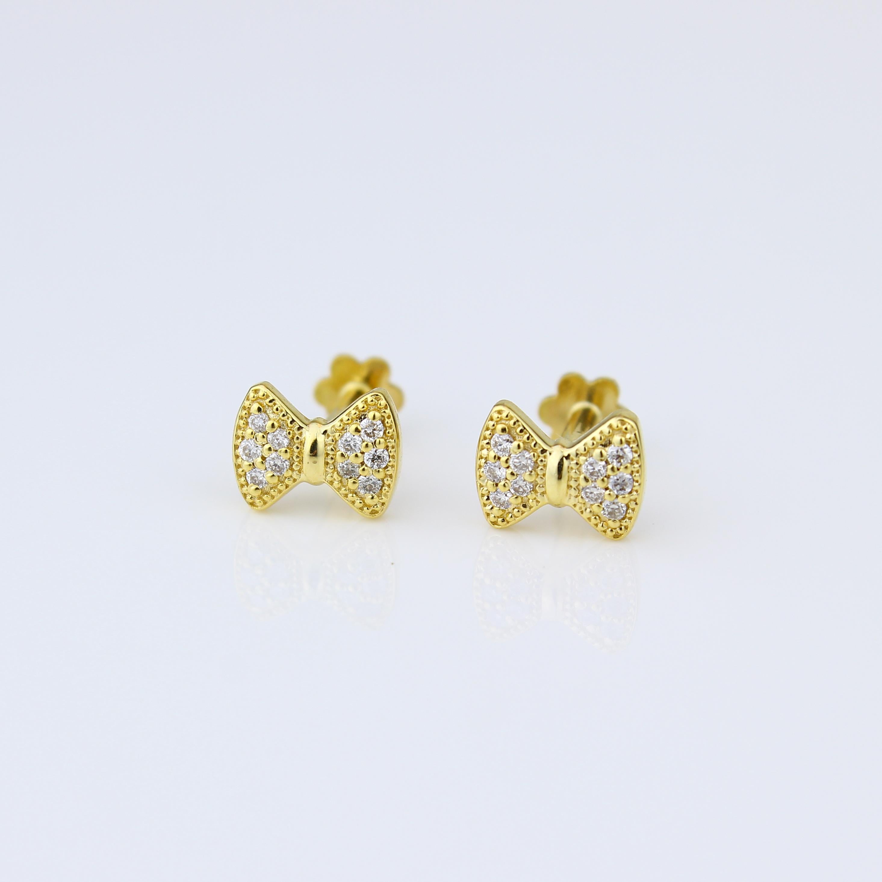 Elegante BOW-Diamant-Ohrringe für Mädchen (Kinder/Kleinkinder) in luxuriösem 18K Massivgold. Diese bezaubernden Ohrringe zeigen anmutige Schleifen, die mit zarten Diamanten verziert sind. Sie verleihen dem Stil Ihrer Kleinen einen Hauch von
