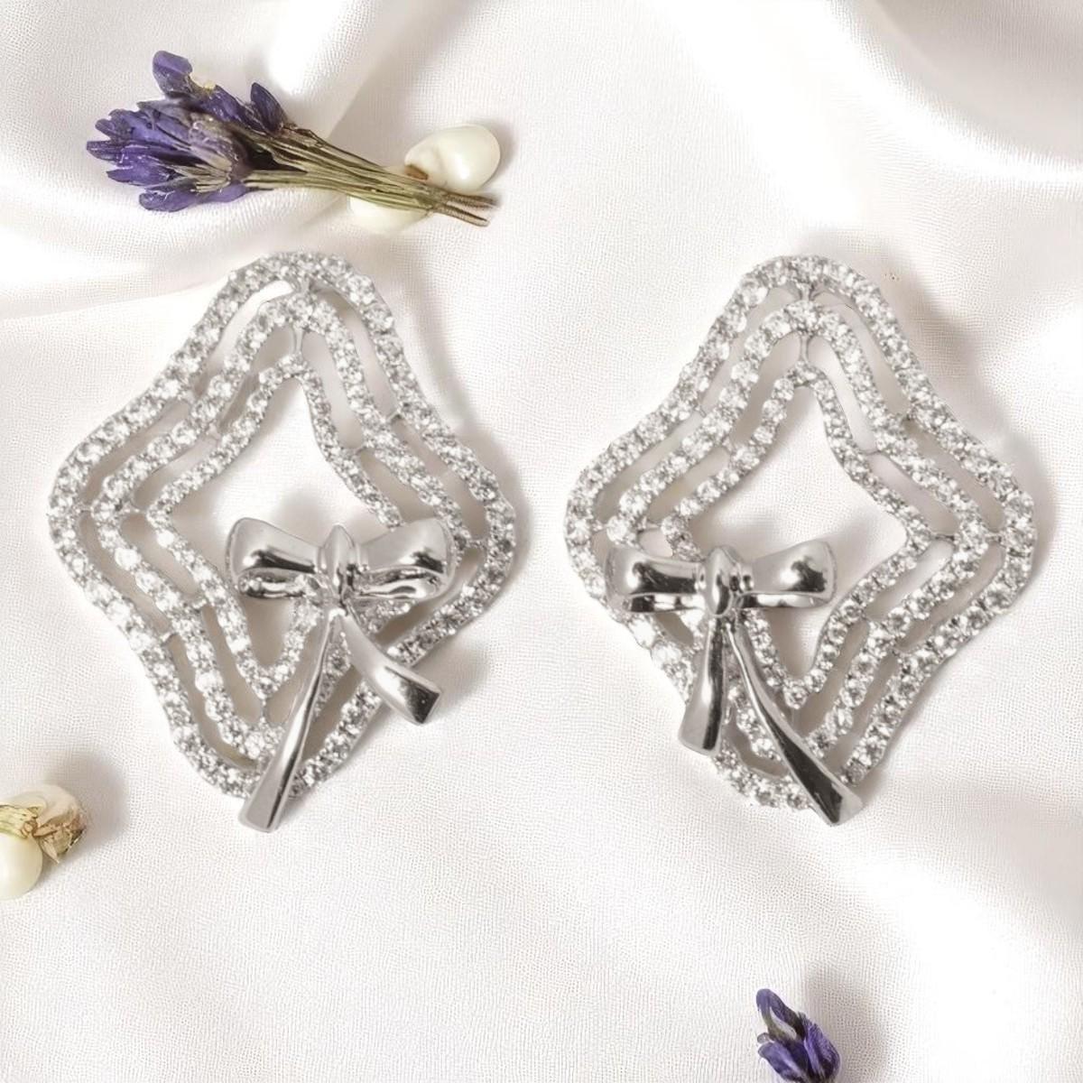 Pendientes de oro macizo de 14 quilates con diamantes en forma de lazo (certificados) en Nuevo estado para la venta en New Delhi, DL