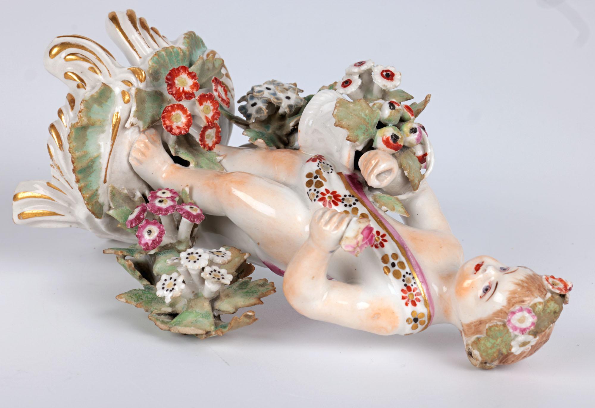 Bow Porcelain Inglesa Figura Putto Con Flores mediados del siglo XVIII en venta