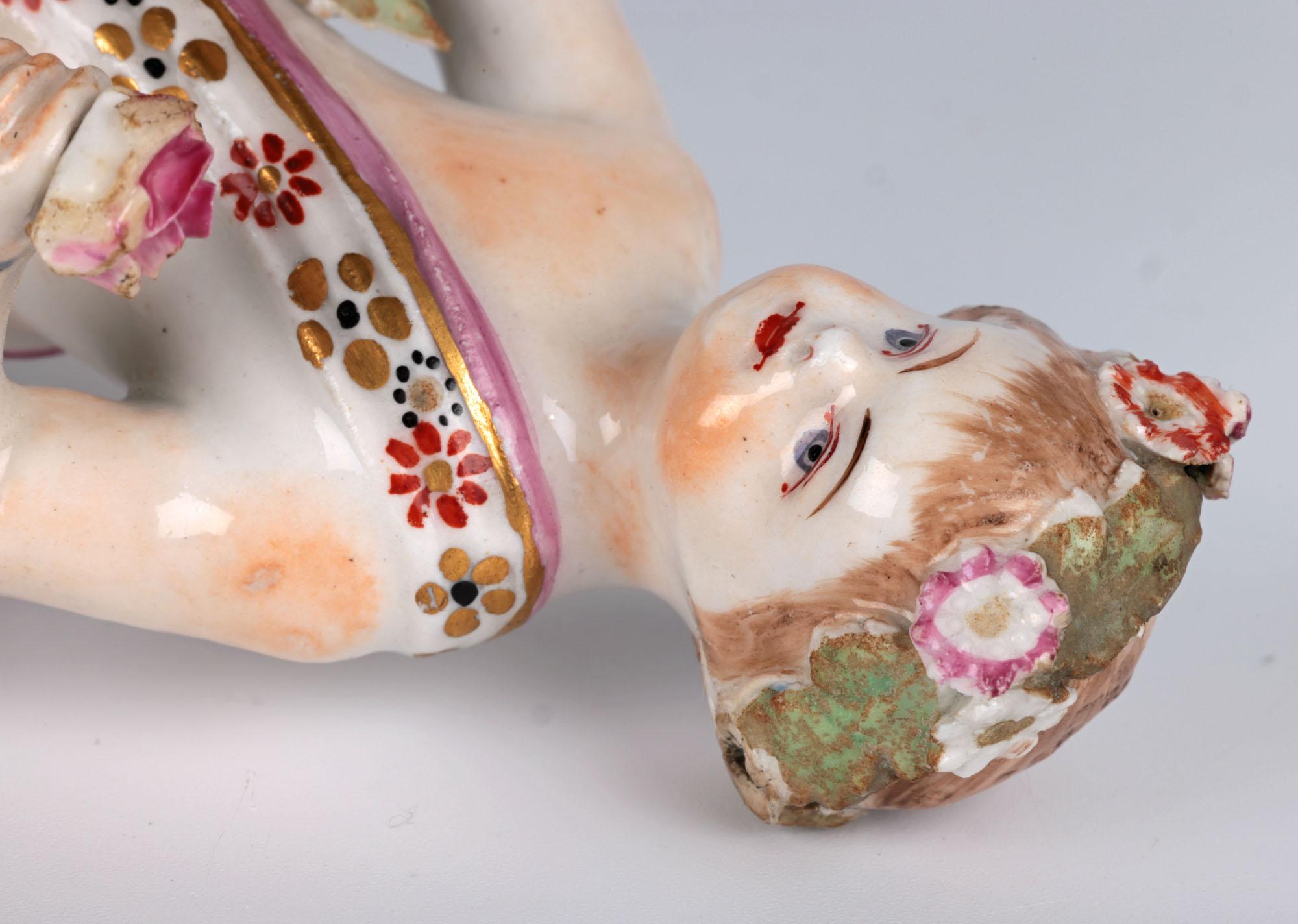 Bow Porcelain Inglesa Figura Putto Con Flores en venta 1
