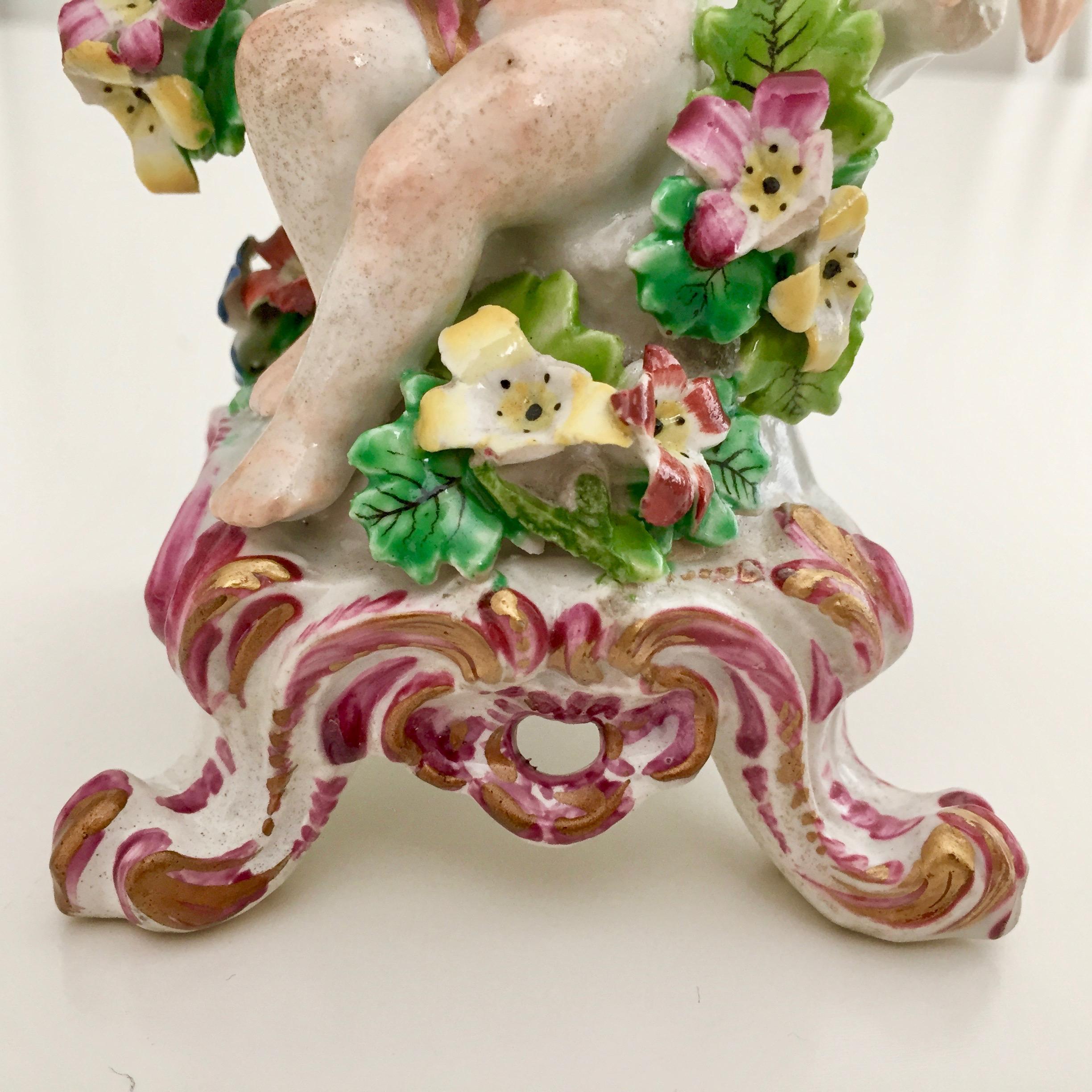 Bow Porcelain Figur eines Jungen oder Putto auf C-Rollen-Sockel, georgianisch um 1760 im Zustand „Gut“ im Angebot in London, GB
