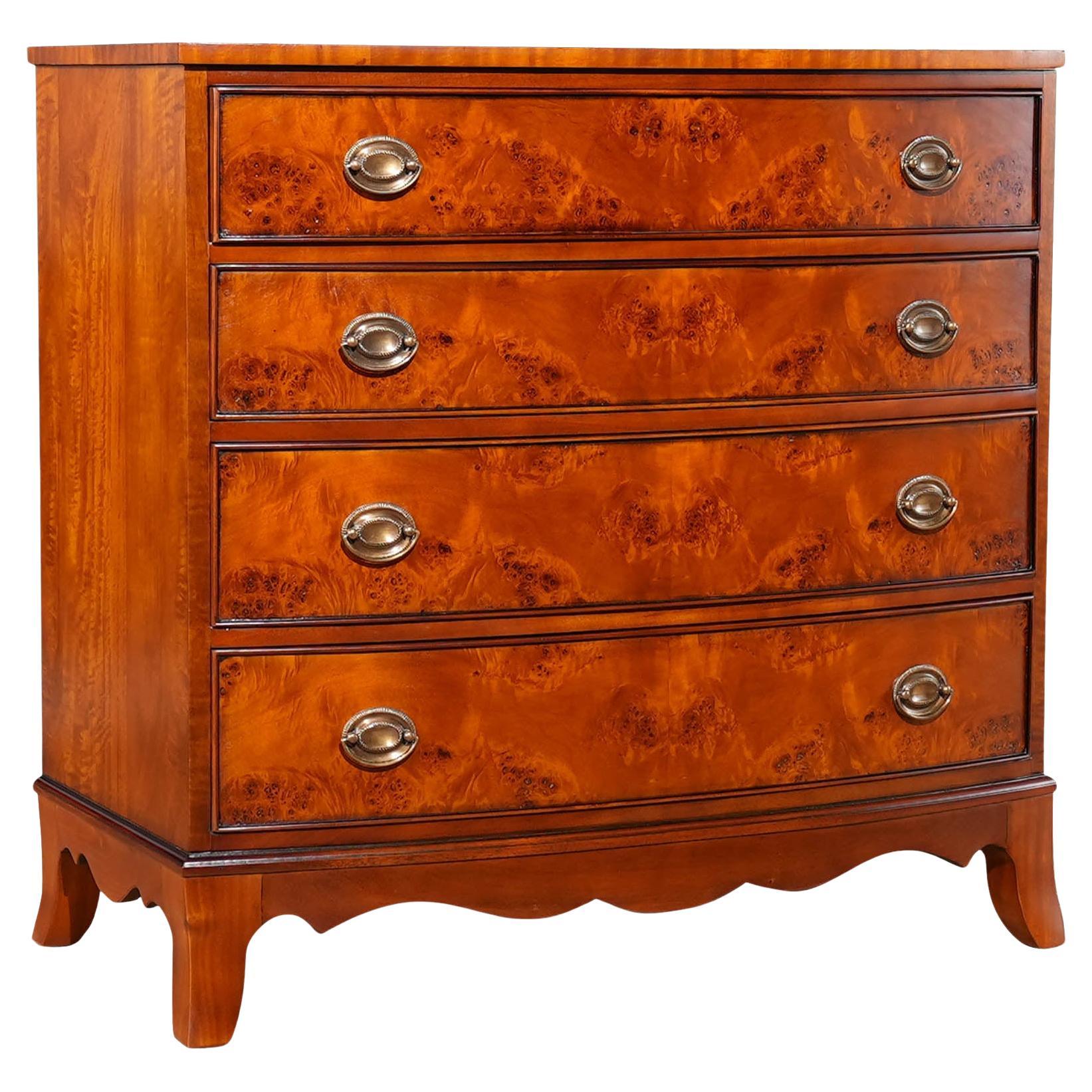 La cassapanca Bow Front Burled è realizzata con le migliori impiallacciature di legno di radica disponibili. Questa cassettiera di alta qualità ha un design elegante e offre un ampio spazio di archiviazione nei suoi quattro cassetti graduati. La