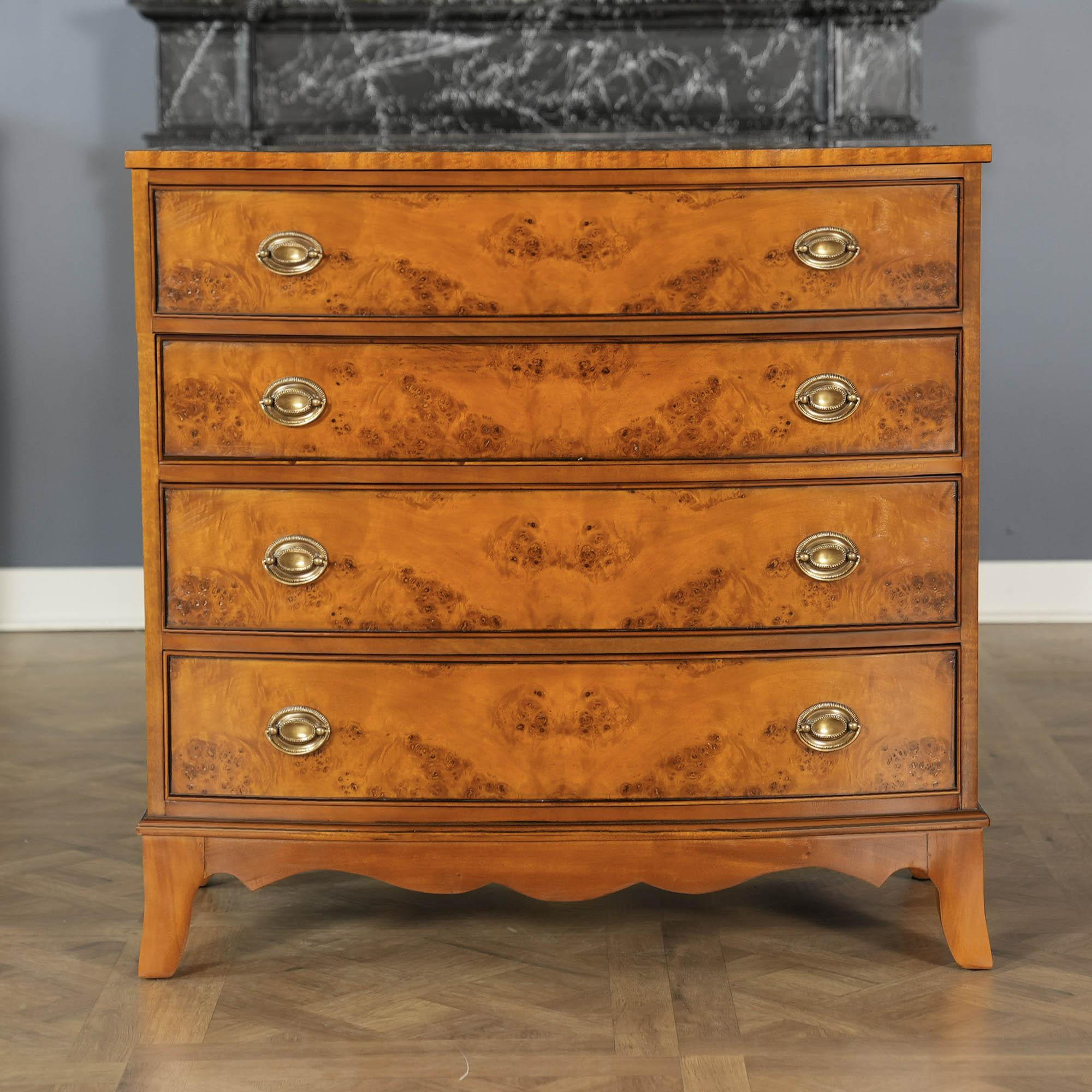 La cassapanca Bow Front Burled è realizzata con le migliori impiallacciature di legno di radica disponibili. Questa cassettiera di alta qualità ha un design elegante e offre un ampio spazio di archiviazione nei suoi quattro cassetti graduati. La