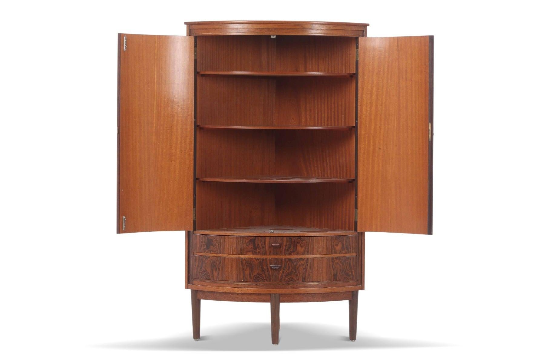 Eckschrank mit Bogenfront aus brasilianischem Palisanderholz (Moderne der Mitte des Jahrhunderts)