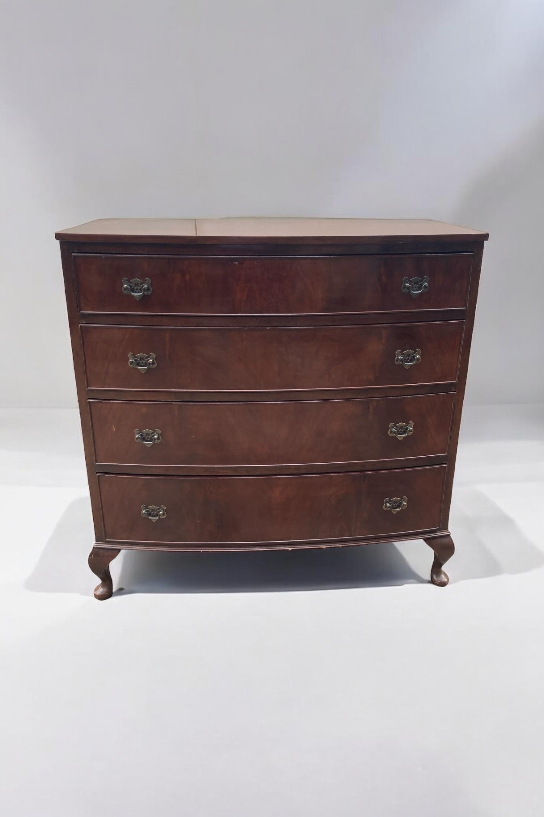 Bow fronted Mahogany Chest of 4 graduated drawers 5