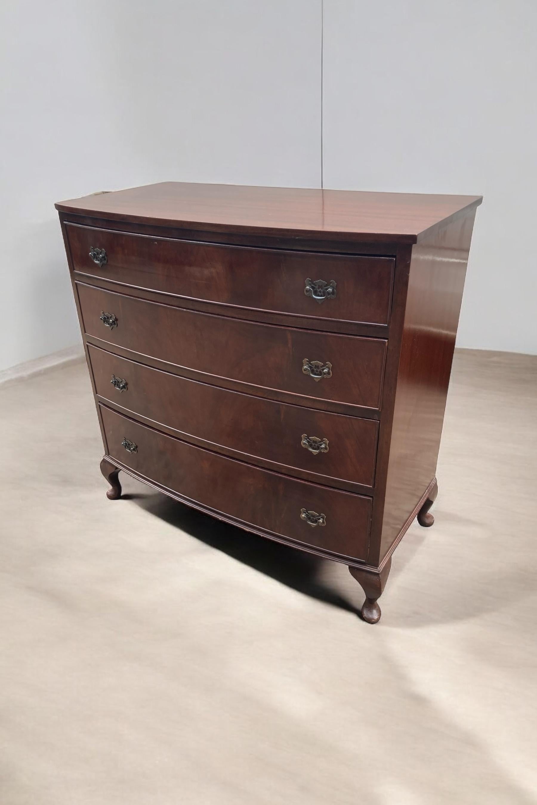 Bow fronted Mahogany Chest of 4 graduated drawers 6