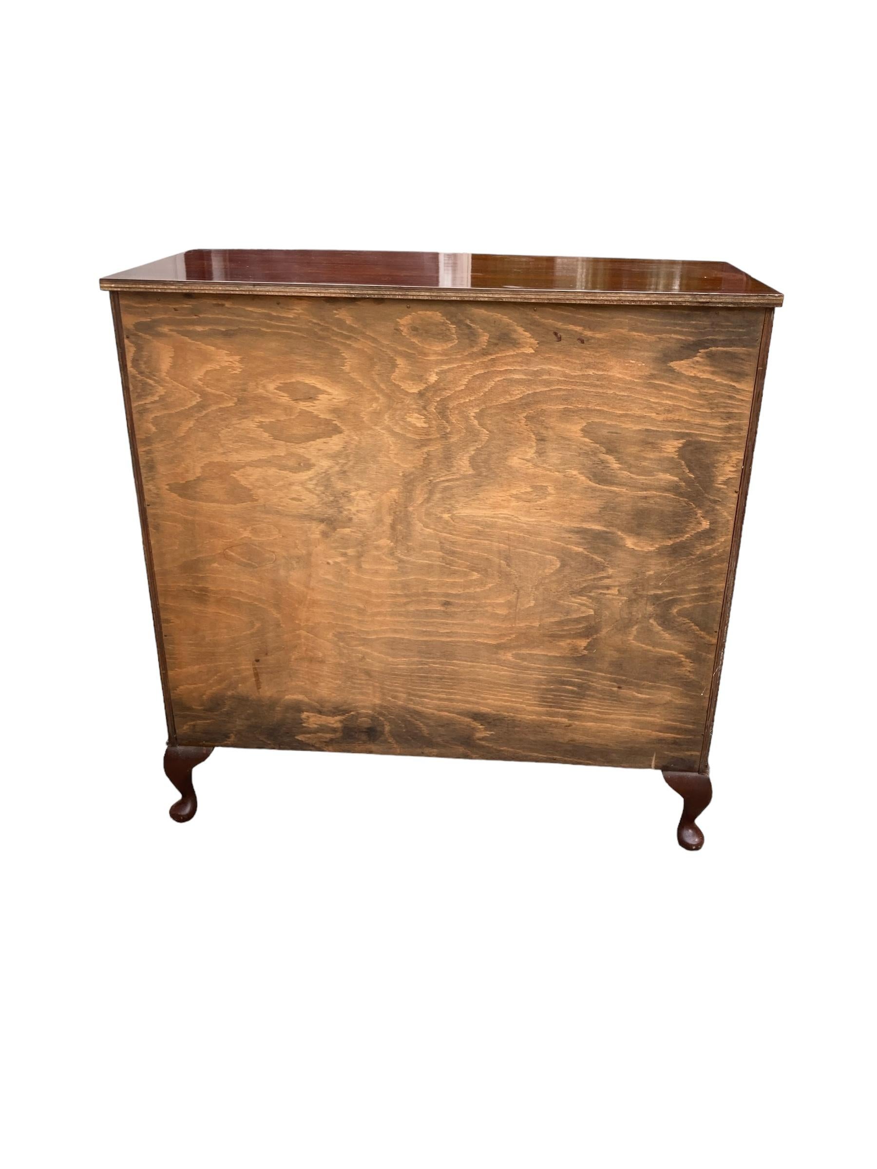 Bow fronted Mahogany Chest of 4 graduated drawers 7