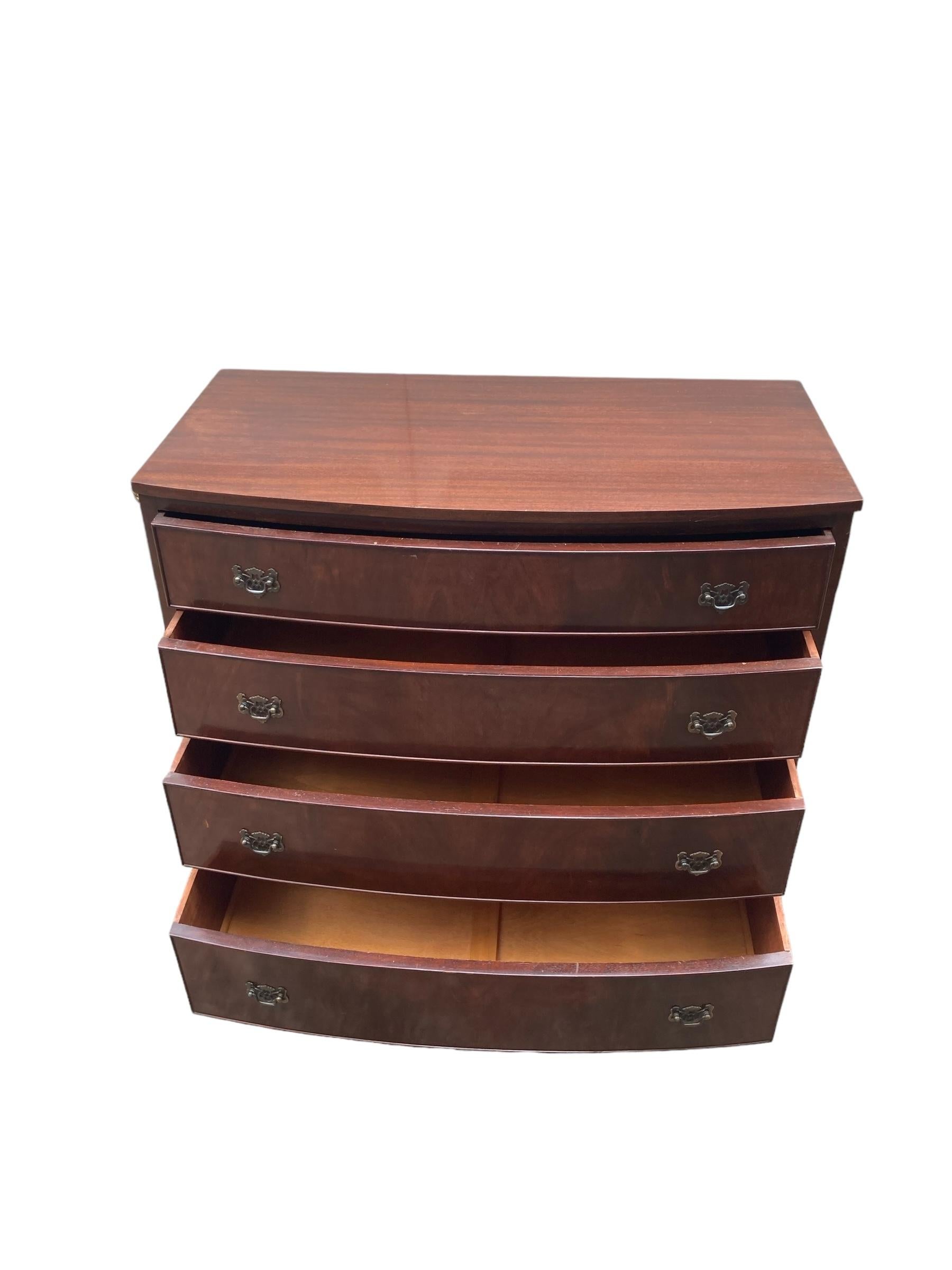 Bow fronted Mahogany Chest of 4 graduated drawers In Good Condition In Bishop's Stortford, GB