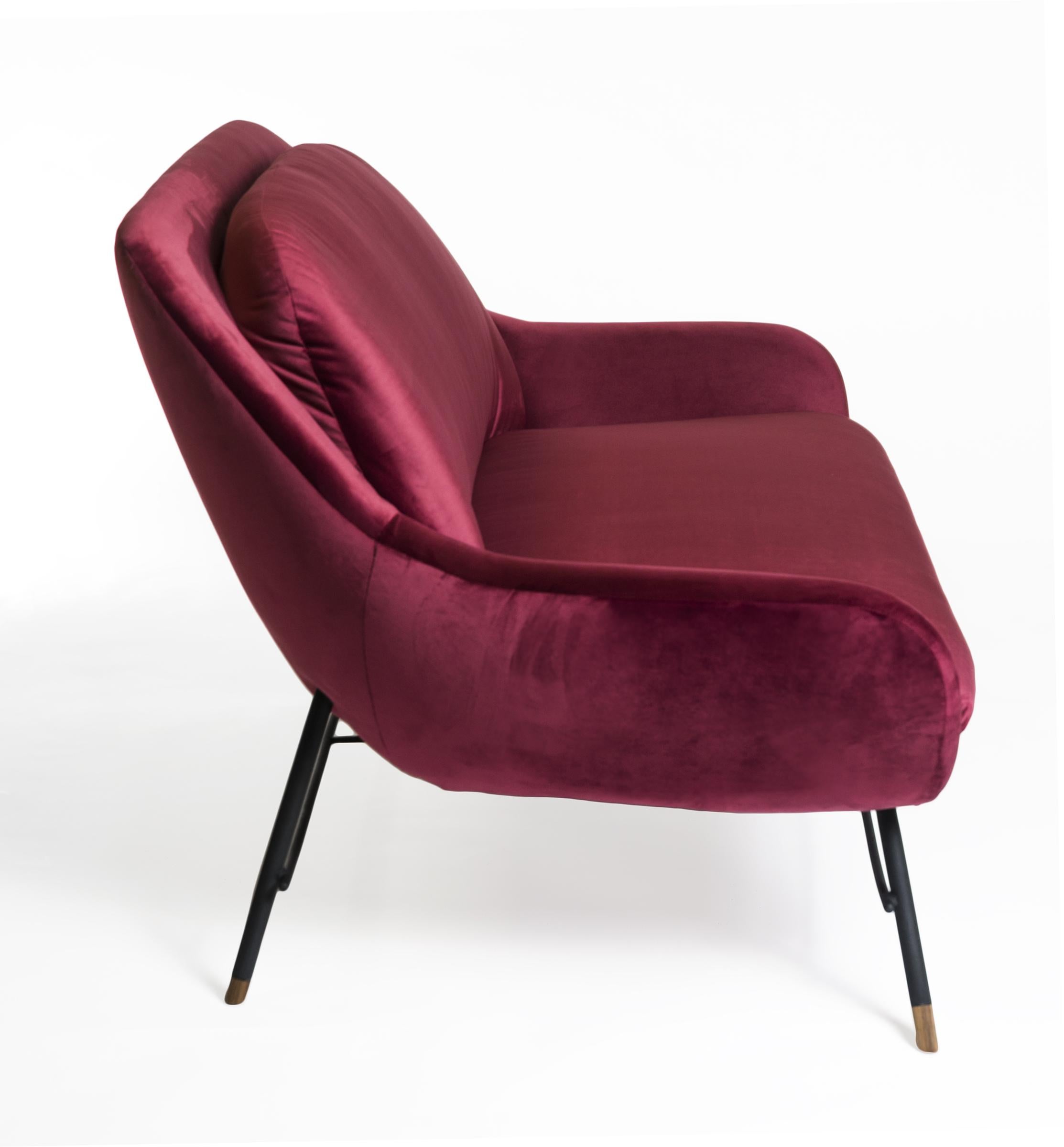 It’s perfect proportions and sophisticated curves reflect elegance, displaying a clear example of Mool’s master craftsmanship. This seat offers superior comfort thanks to its polyurethane foam. The Bow Loveseat rests on an elegant metal base with a