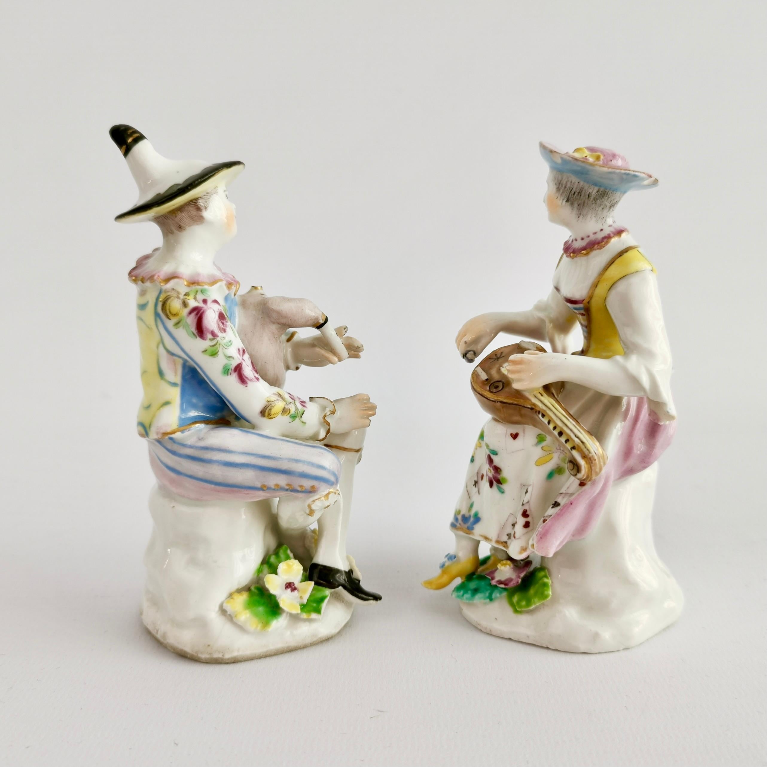Anglais Paire de figures en porcelaine Arlecchino et Columbina, Rococo vers 1758 en vente