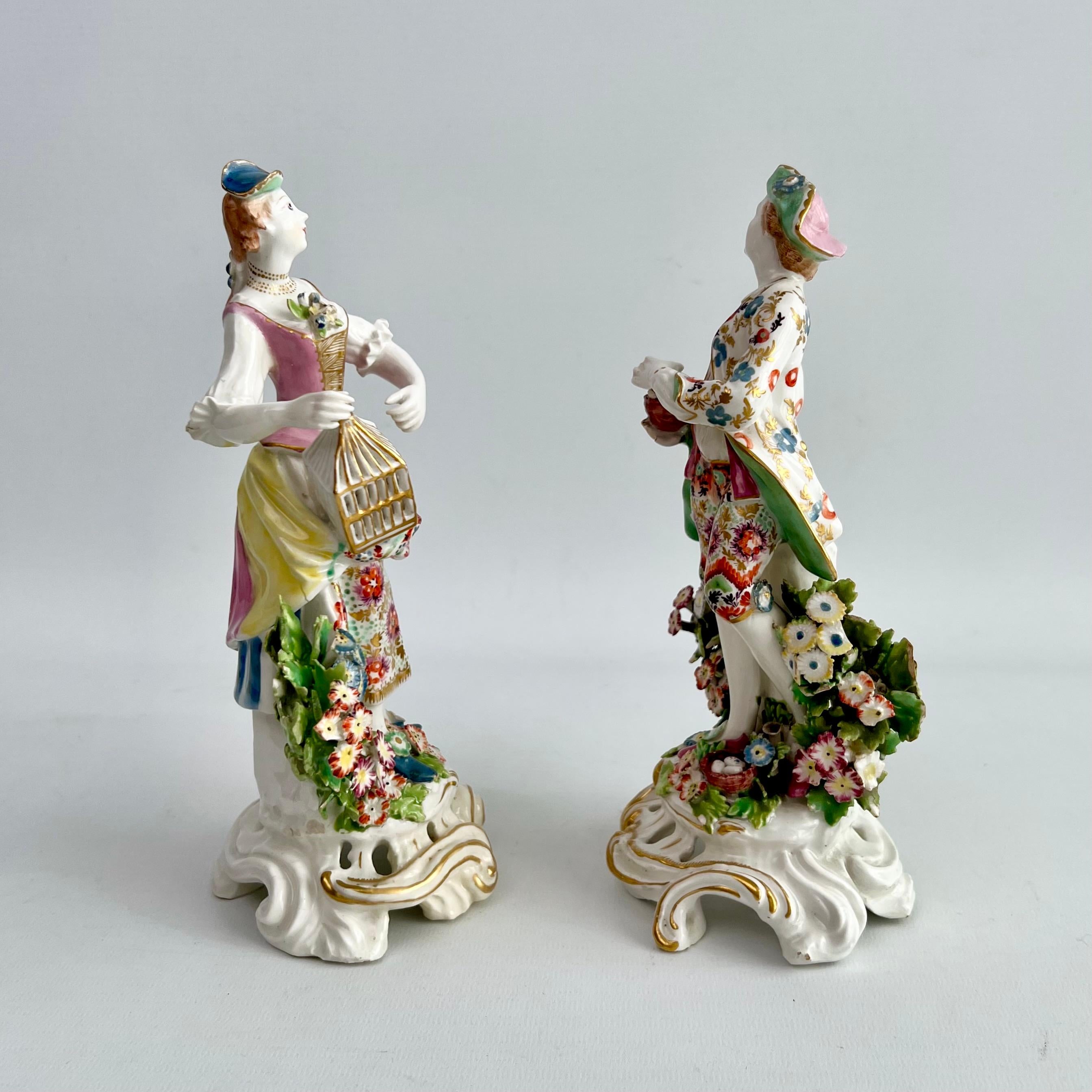 Es handelt sich um ein fabelhaftes Figurenpaar von Liberty und Matrimony, das zwischen 1760 und 1764 von der Porzellanfabrik Bow hergestellt wurde. Diese Figuren waren ein beliebtes Paar zur Darstellung der Ehe.

Die Bow Porcelain Factory war eine