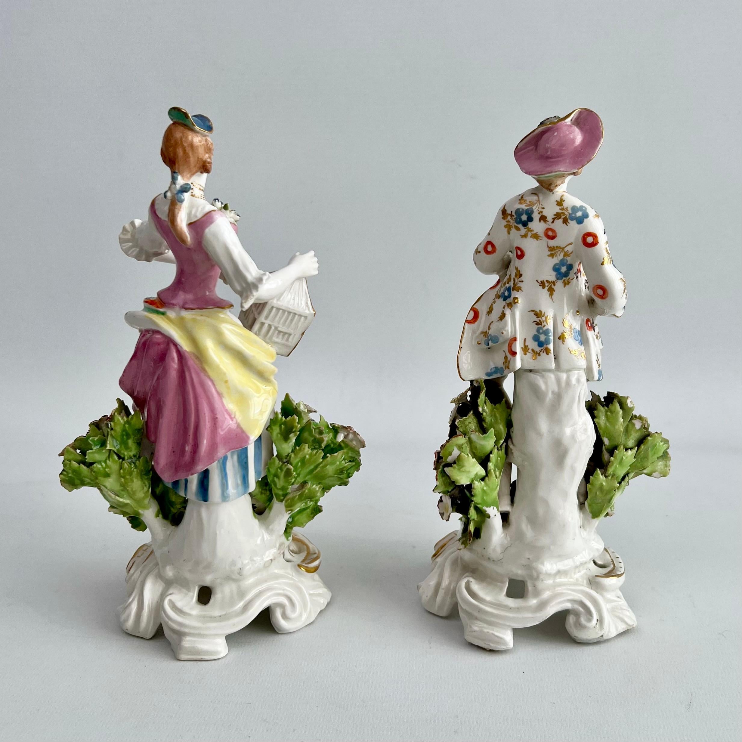 Paar Porzellanfiguren der Freiheit und Matrimony mit Schleife, Rokoko 1760-1764 (Englisch) im Angebot
