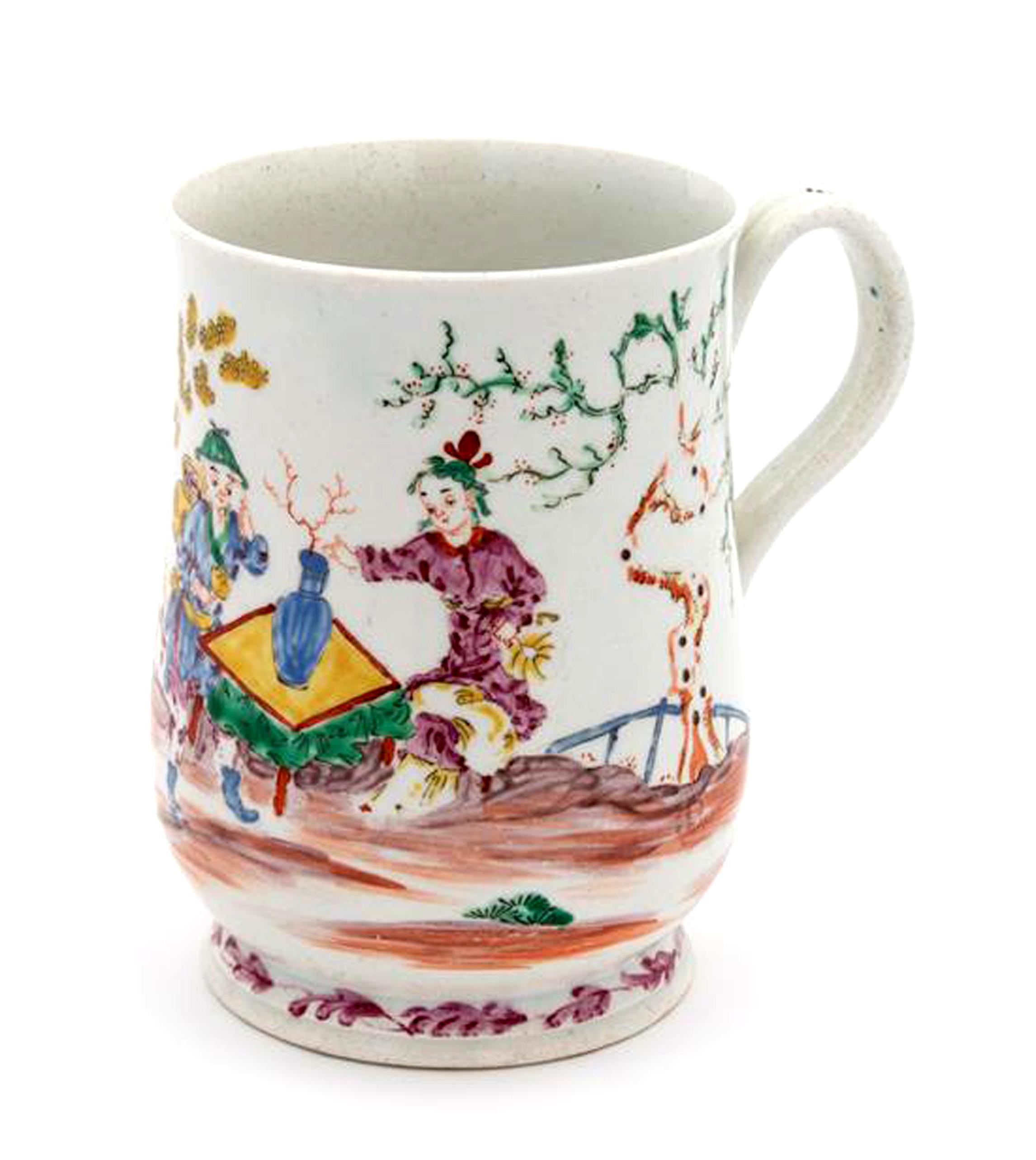 Cruche en porcelaine de Chinoiserie,
Bow, Londres,
1760-1765.

Cette chope en porcelaine polychrome inhabituellement peinte représente des personnages de la Chinoiserie assis autour d'une table basse avec un vase en porcelaine avec des fleurs au
