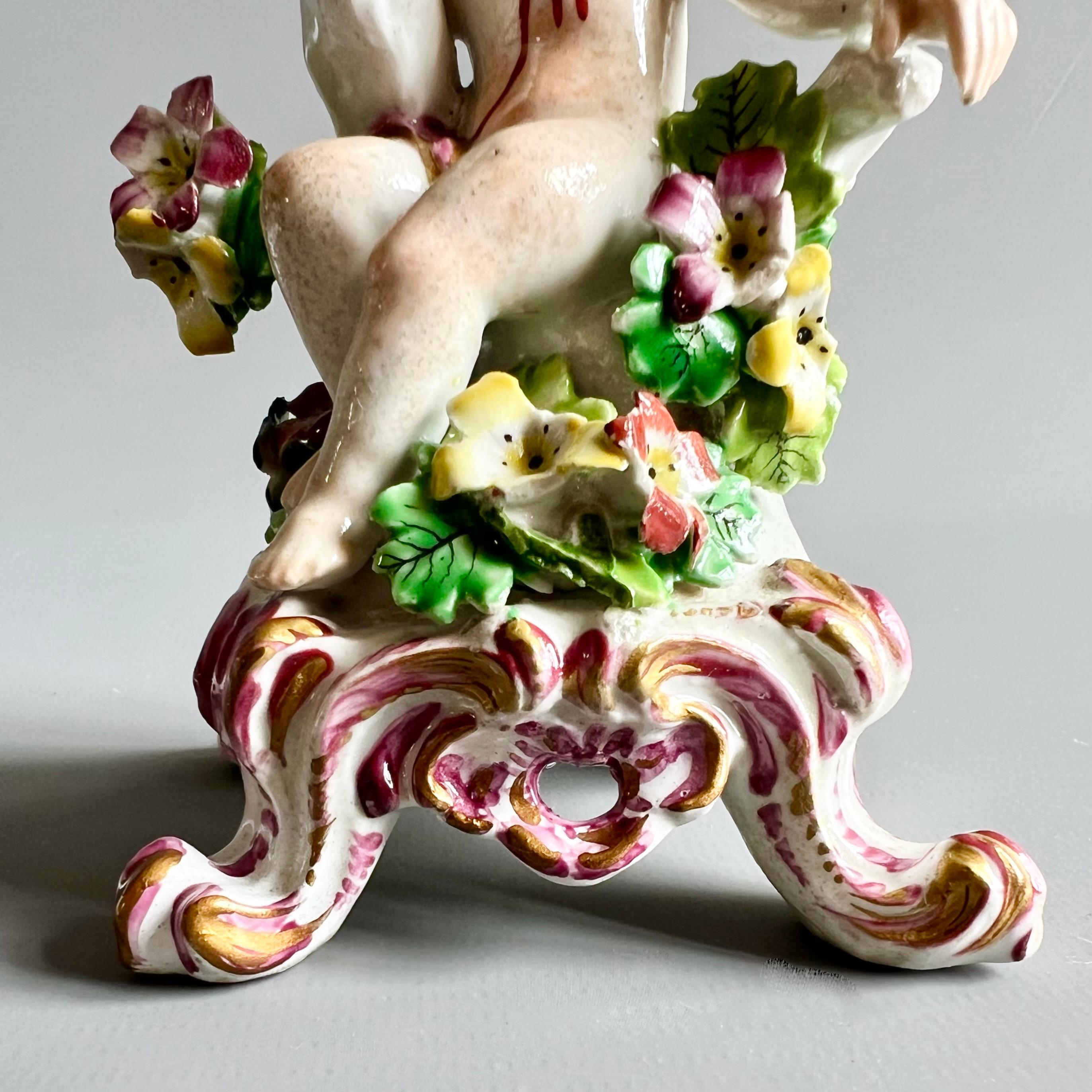 Bow Porcelain Figur eines Puttenknaben auf C-Rollen-Sockel, georgianisch um 1760 im Angebot 1