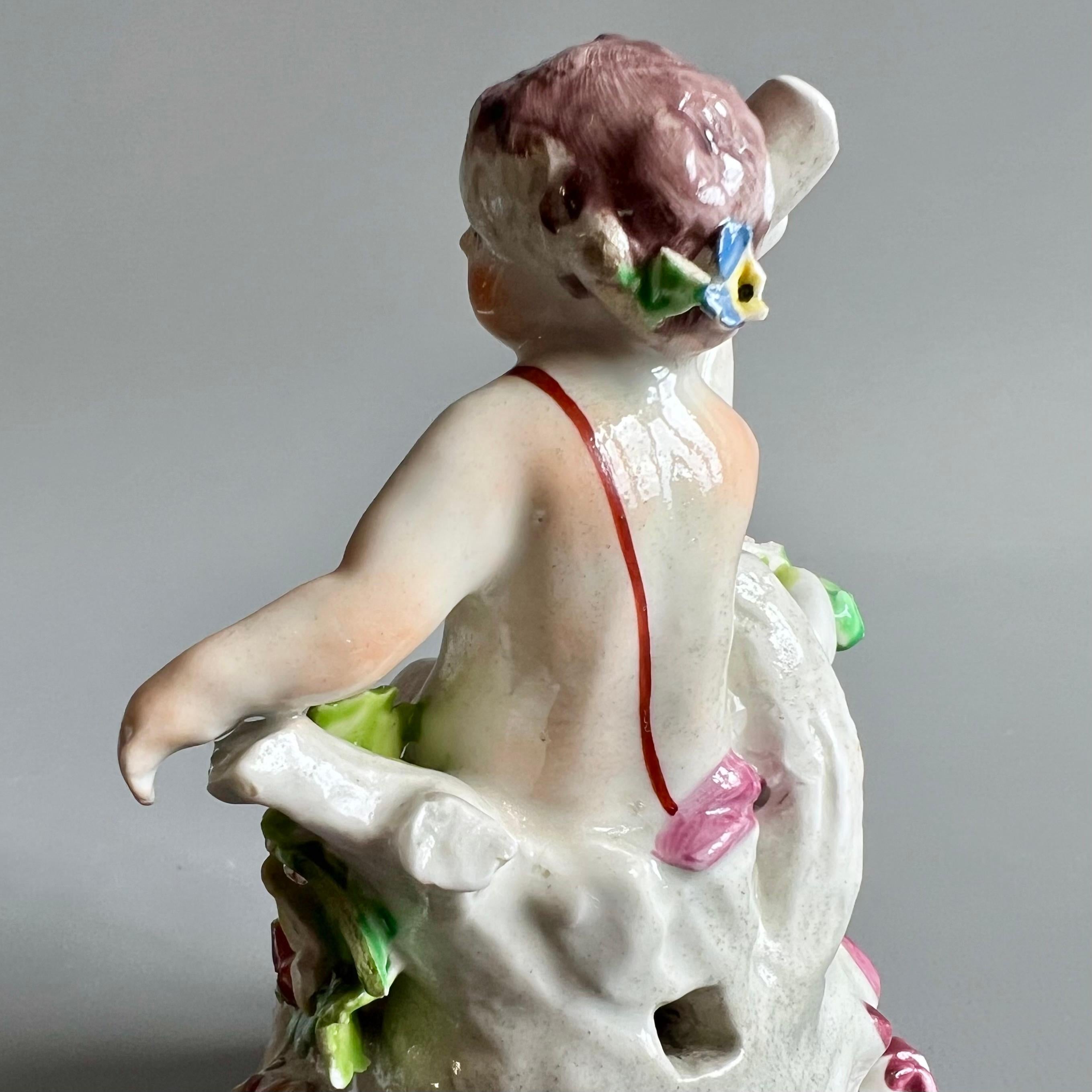 Bow Porcelain Figur eines Puttenknaben auf C-Rollen-Sockel, georgianisch um 1760 im Angebot 2