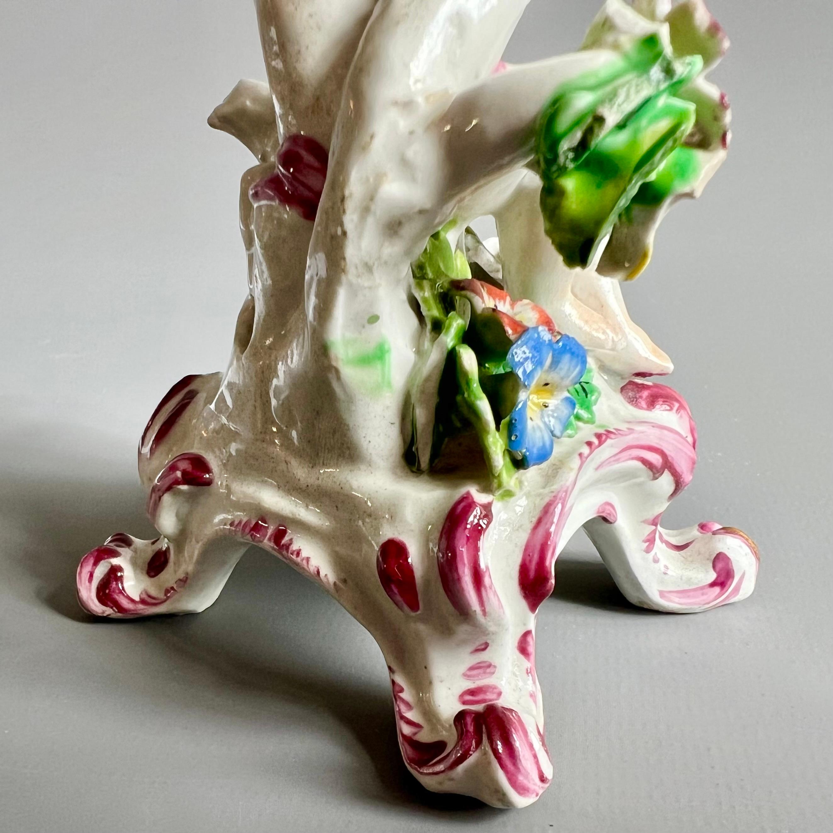 Bow Porcelain Figur eines Puttenknaben auf C-Rollen-Sockel, georgianisch um 1760 im Angebot 3