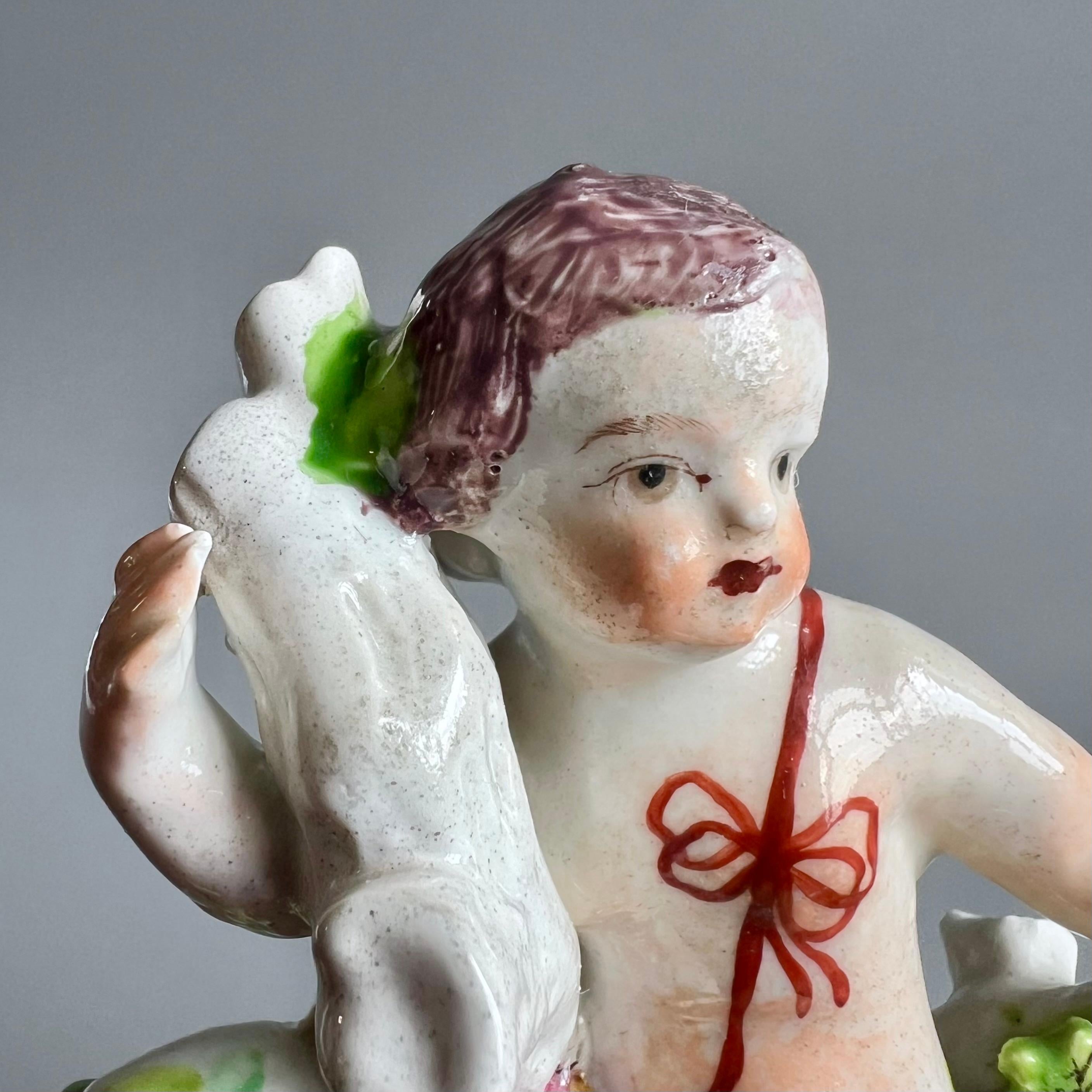 Bow Porcelain Figur eines Puttenknaben auf C-Rollen-Sockel, georgianisch um 1760 (Handbemalt) im Angebot