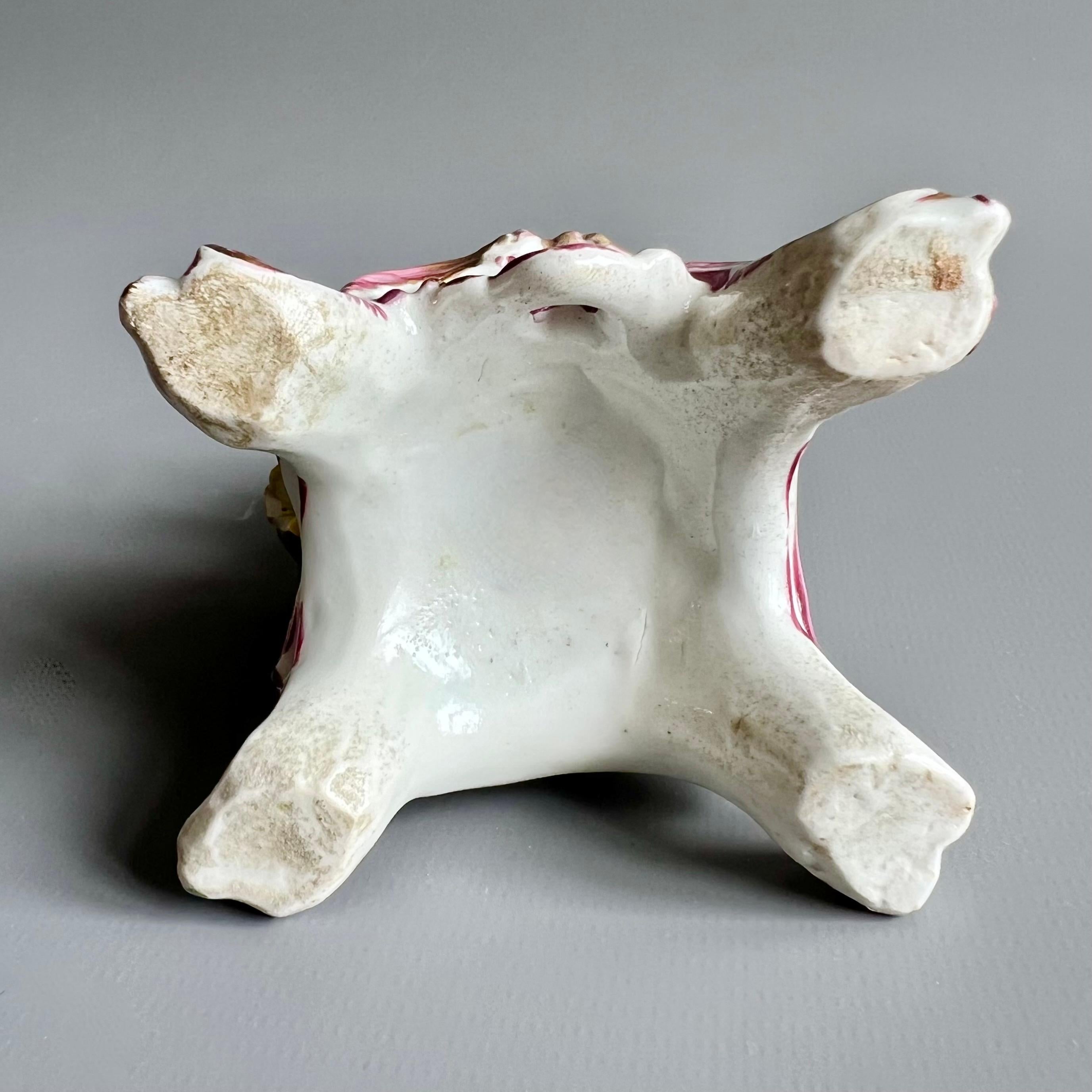 Bow Porcelain Figur eines Puttenknaben auf C-Rollen-Sockel, georgianisch um 1760 im Angebot 5