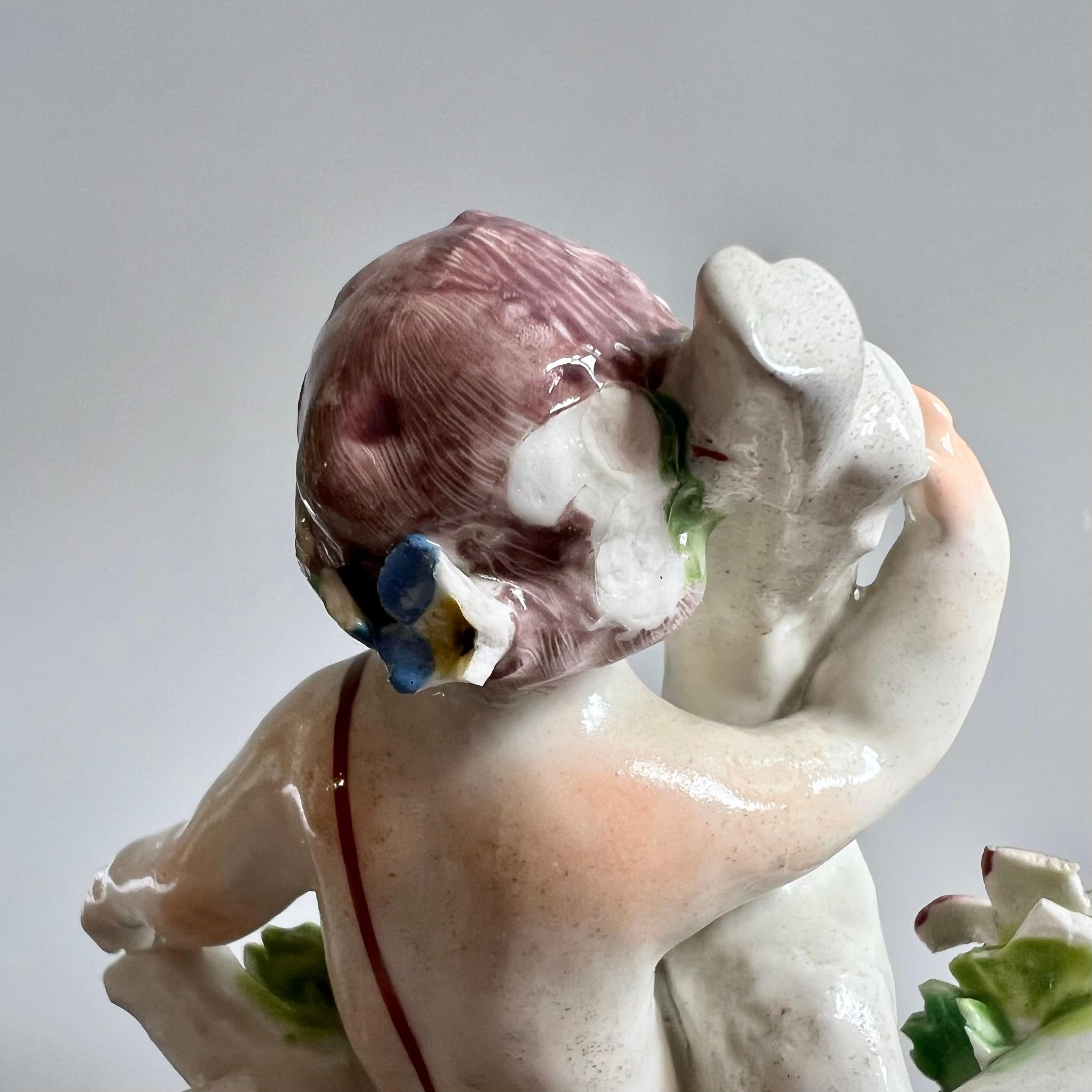 Bow Porcelain Figur eines Puttenknaben auf C-Rollen-Sockel, georgianisch um 1760 im Angebot 6