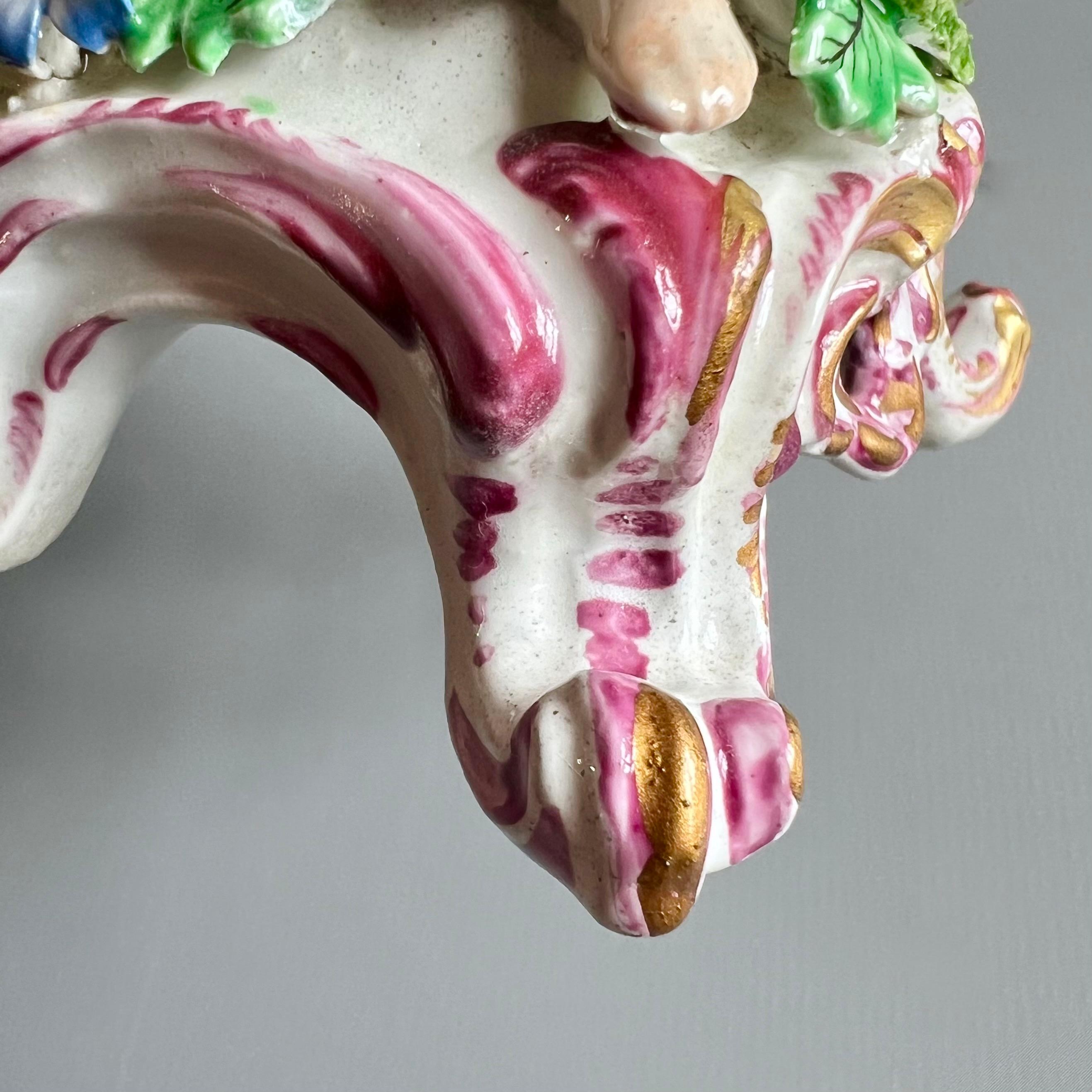 Bow Porcelain Figur eines Puttenknaben auf C-Rollen-Sockel, georgianisch um 1760 im Angebot 7