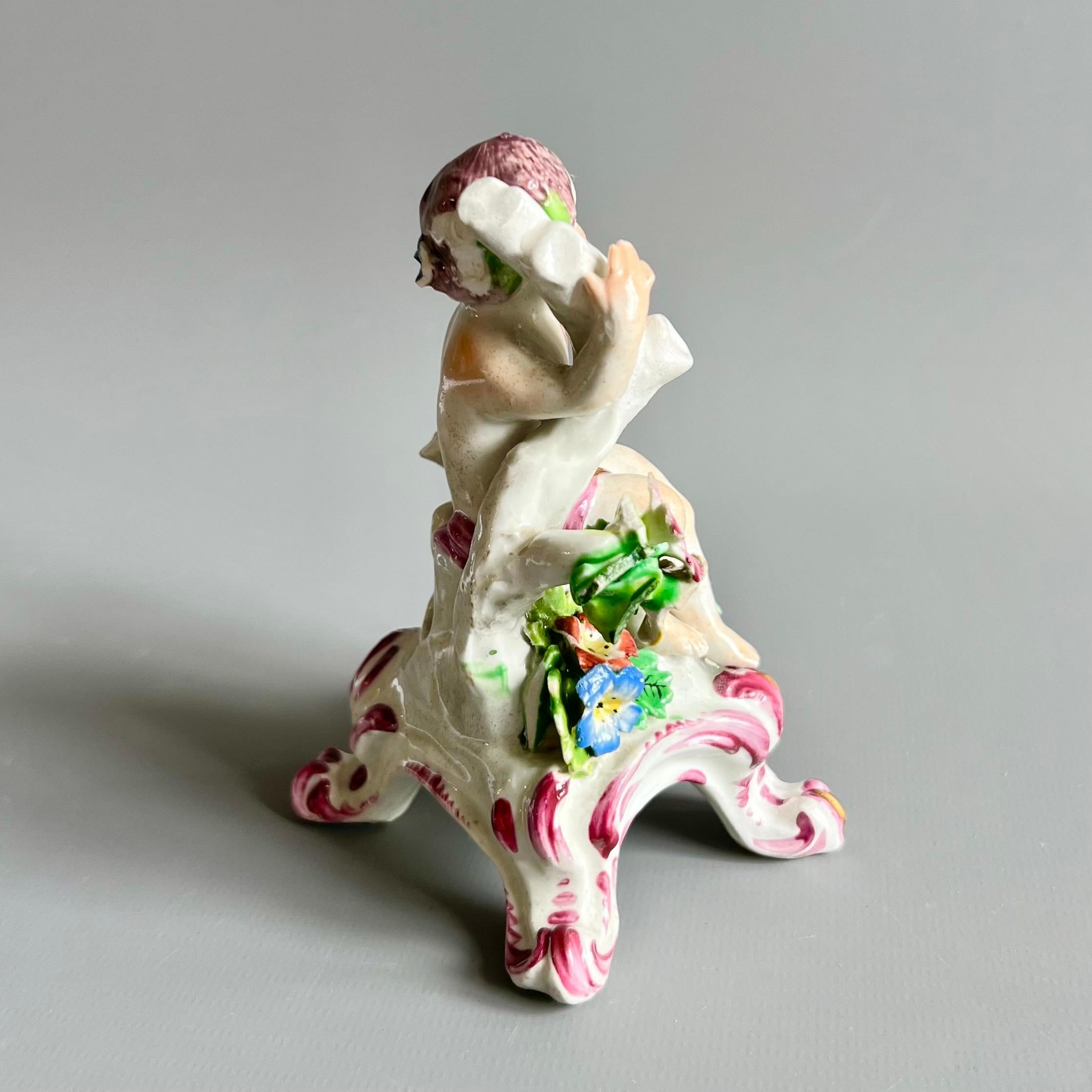 Bow Porcelain Figur eines Puttenknaben auf C-Rollen-Sockel, georgianisch um 1760 (Englisch) im Angebot