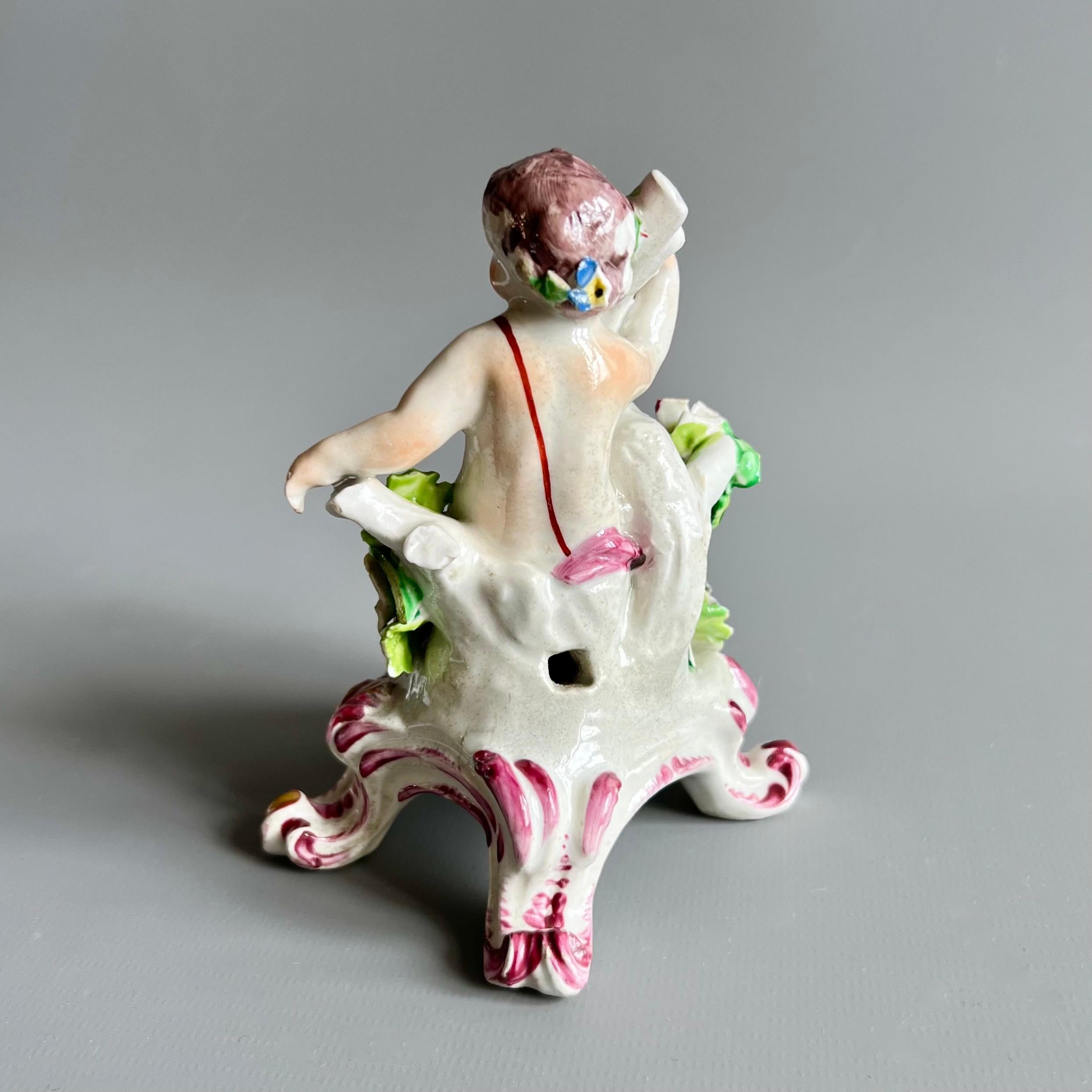 Bow Porcelain Figur eines Puttenknaben auf C-Rollen-Sockel, georgianisch um 1760 (Rokoko) im Angebot