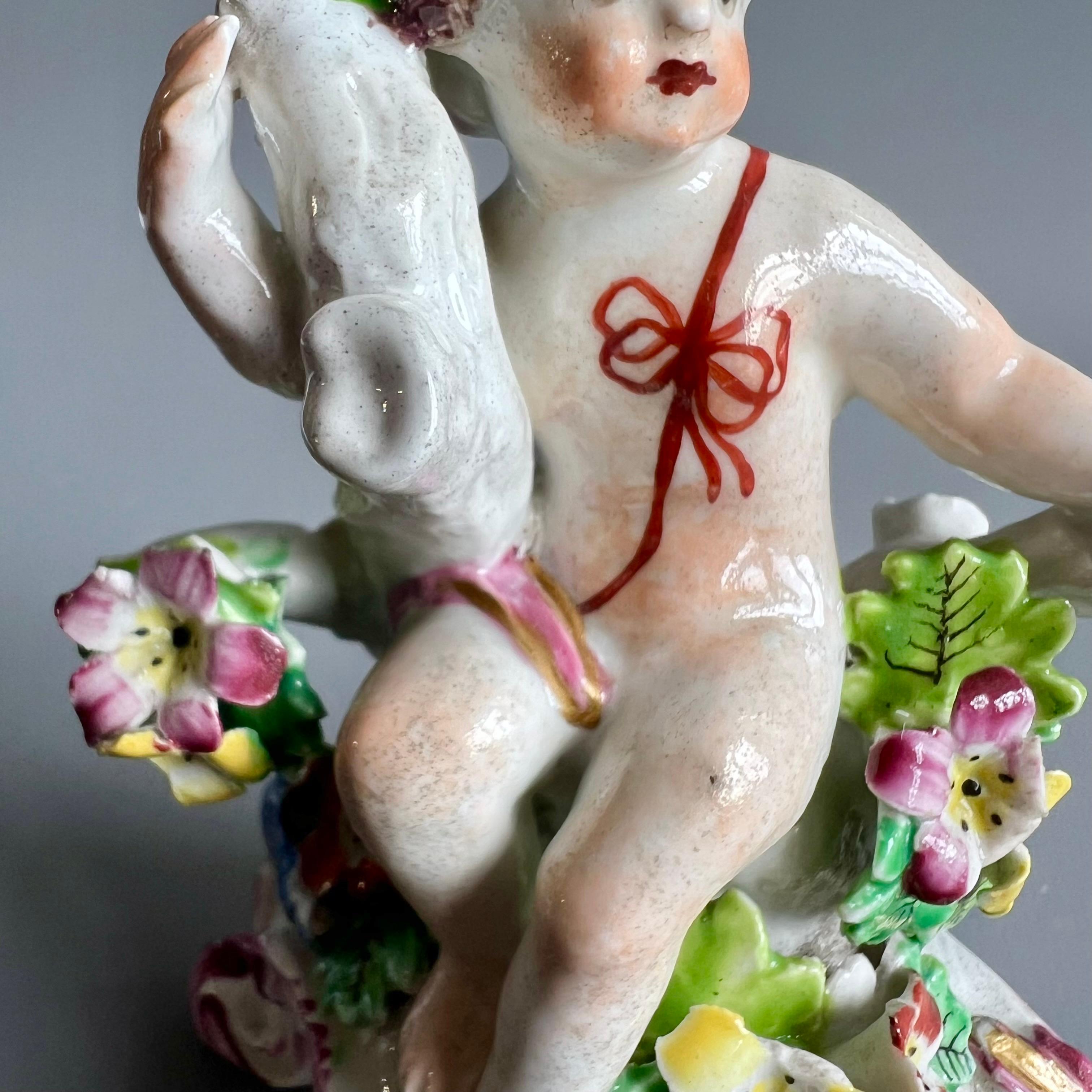 Bow Porcelain Figur eines Puttenknaben auf C-Rollen-Sockel, georgianisch um 1760 im Zustand „Gut“ im Angebot in London, GB