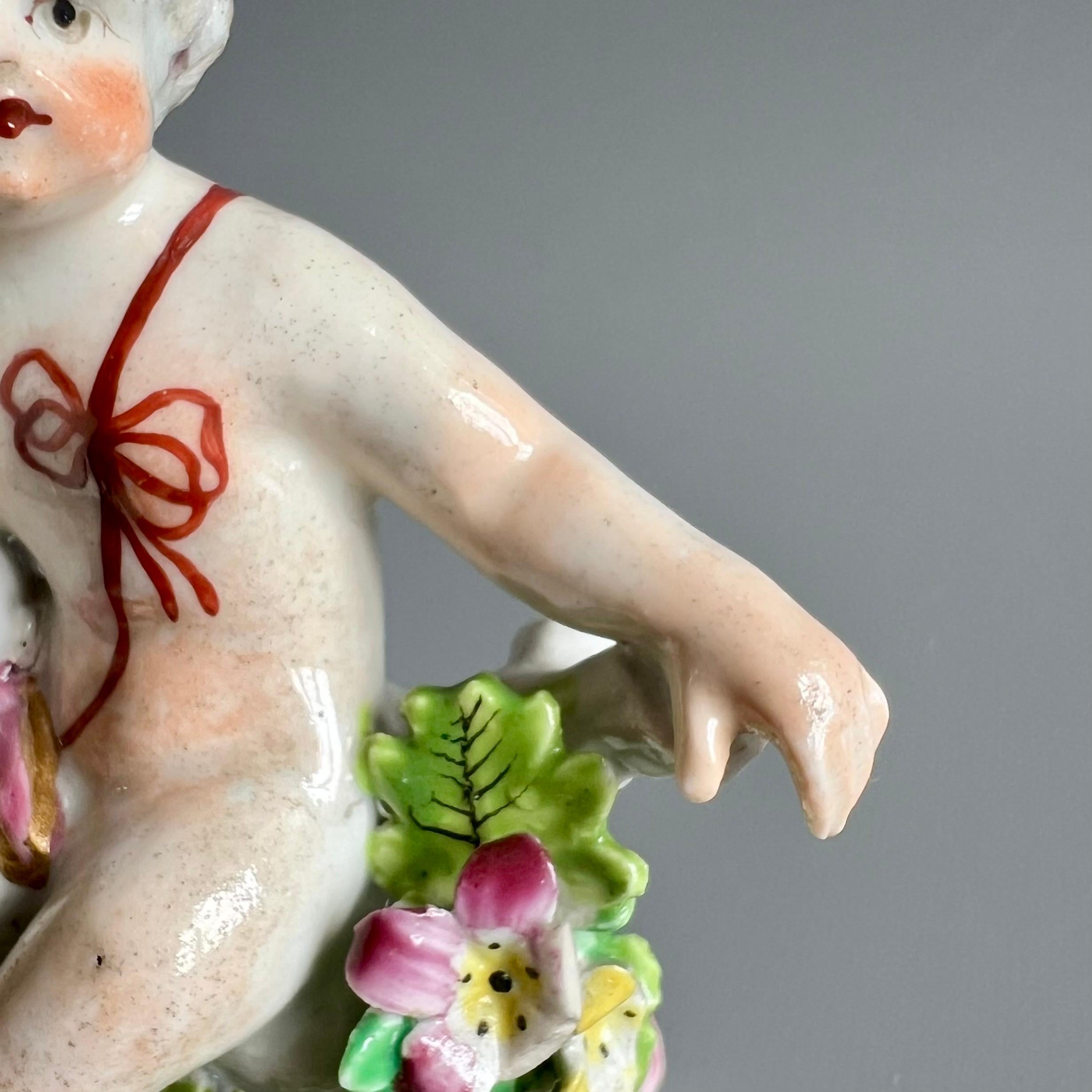 Bow Porcelain Figur eines Puttenknaben auf C-Rollen-Sockel, georgianisch um 1760 (Mitte des 18. Jahrhunderts) im Angebot