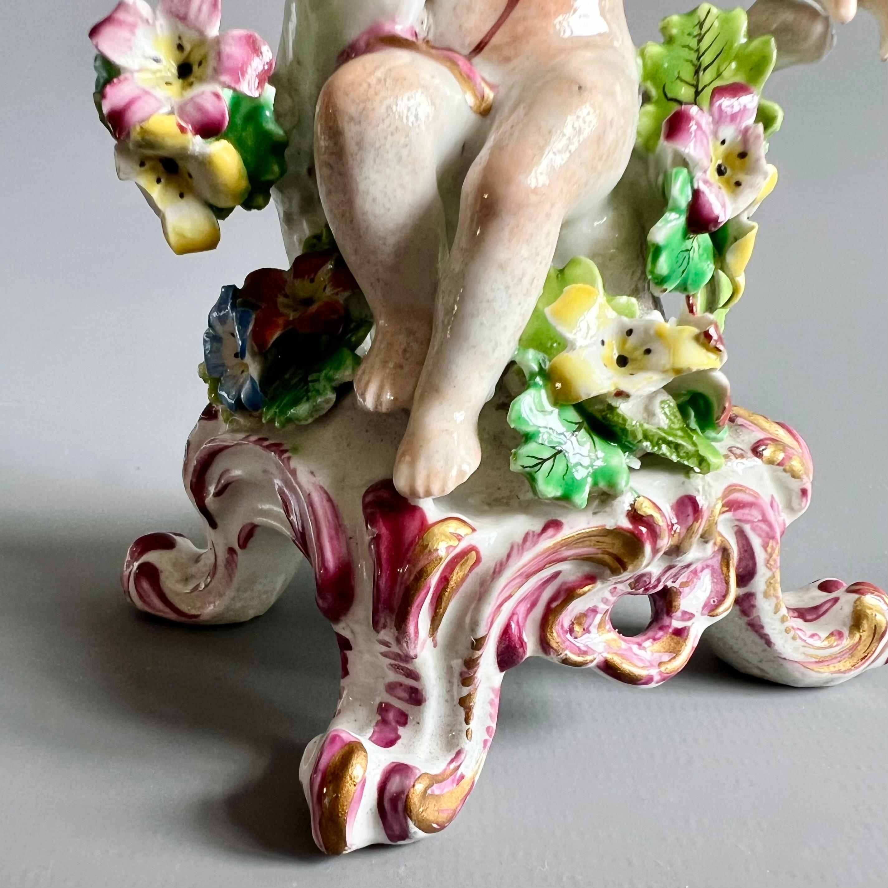 Bow Porcelain Figur eines Puttenknaben auf C-Rollen-Sockel, georgianisch um 1760 (Porzellan) im Angebot