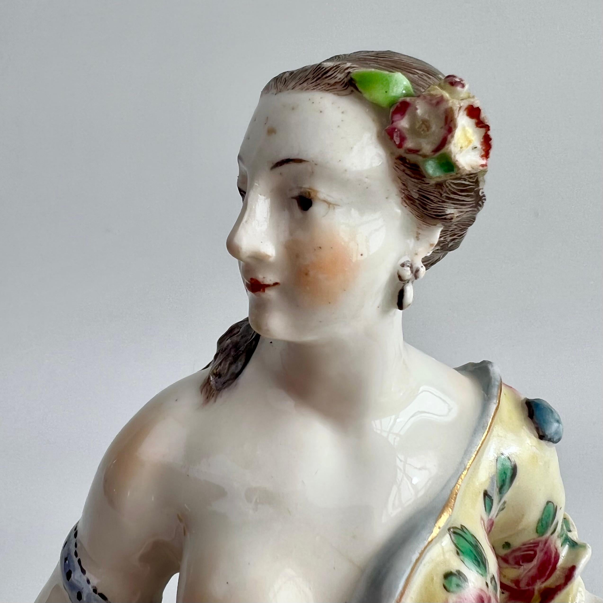 Bow Porcelain Figure of Venus with Doves, Rococo, 1756-1764 In Good Condition For Sale In London, GB