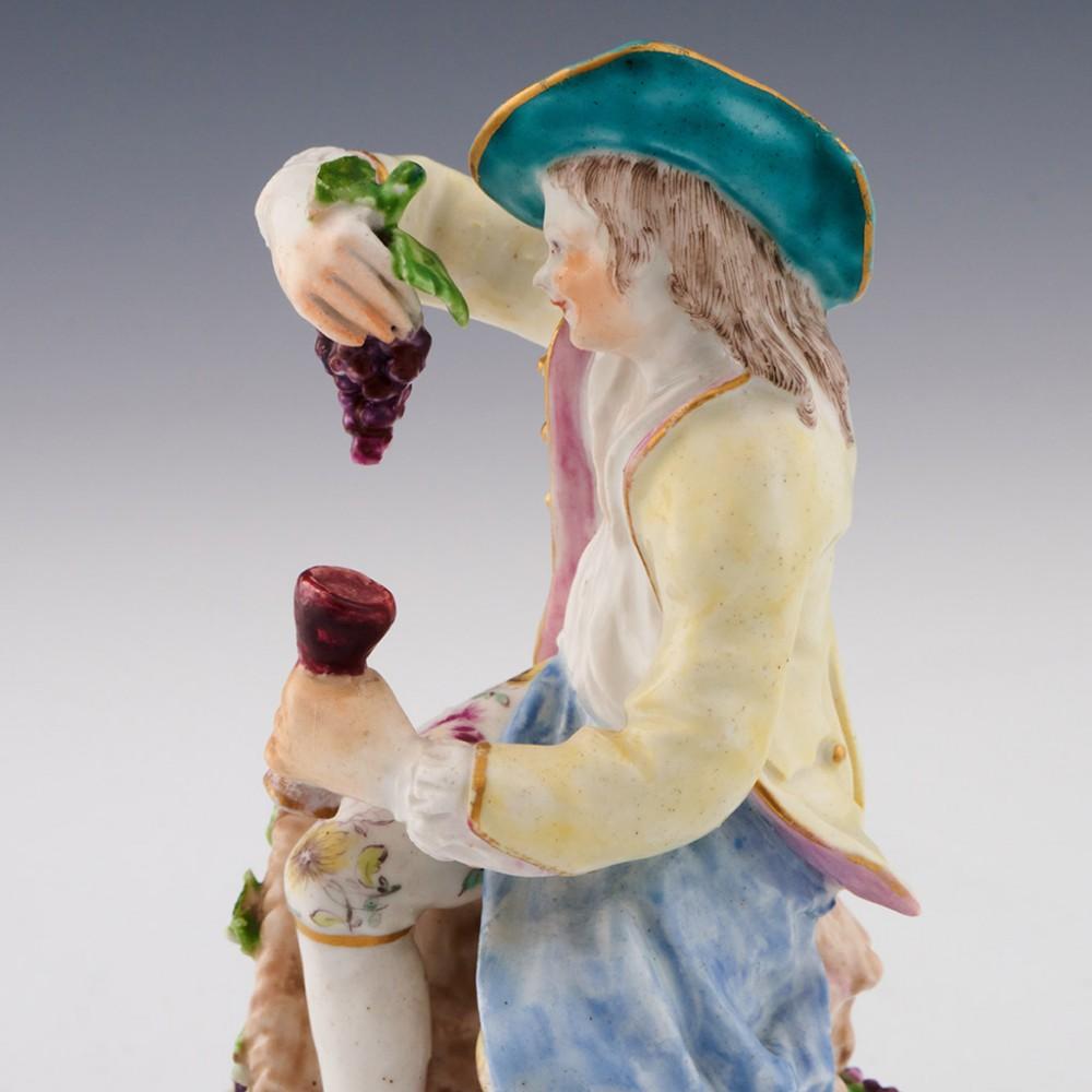 Porcelaine Bow Porcelain Figure - Assis Saisons rustiques - le Vendangeur d'automne, c1765 en vente