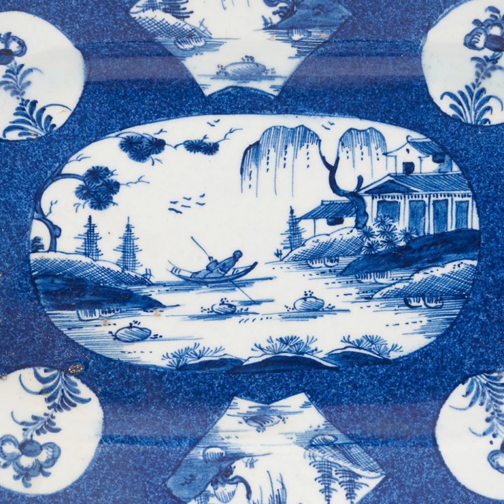 Intitulé :  Plat octagnoal en porcelaine de Bow, à panneaux en éventail, sous glaçure bleu poudre, motif de paysage
Date : c1760
Période : George III
Marques :Fausses marques chinoises
Origine : New Canton - alors Essex, aujourd'hui Newham,