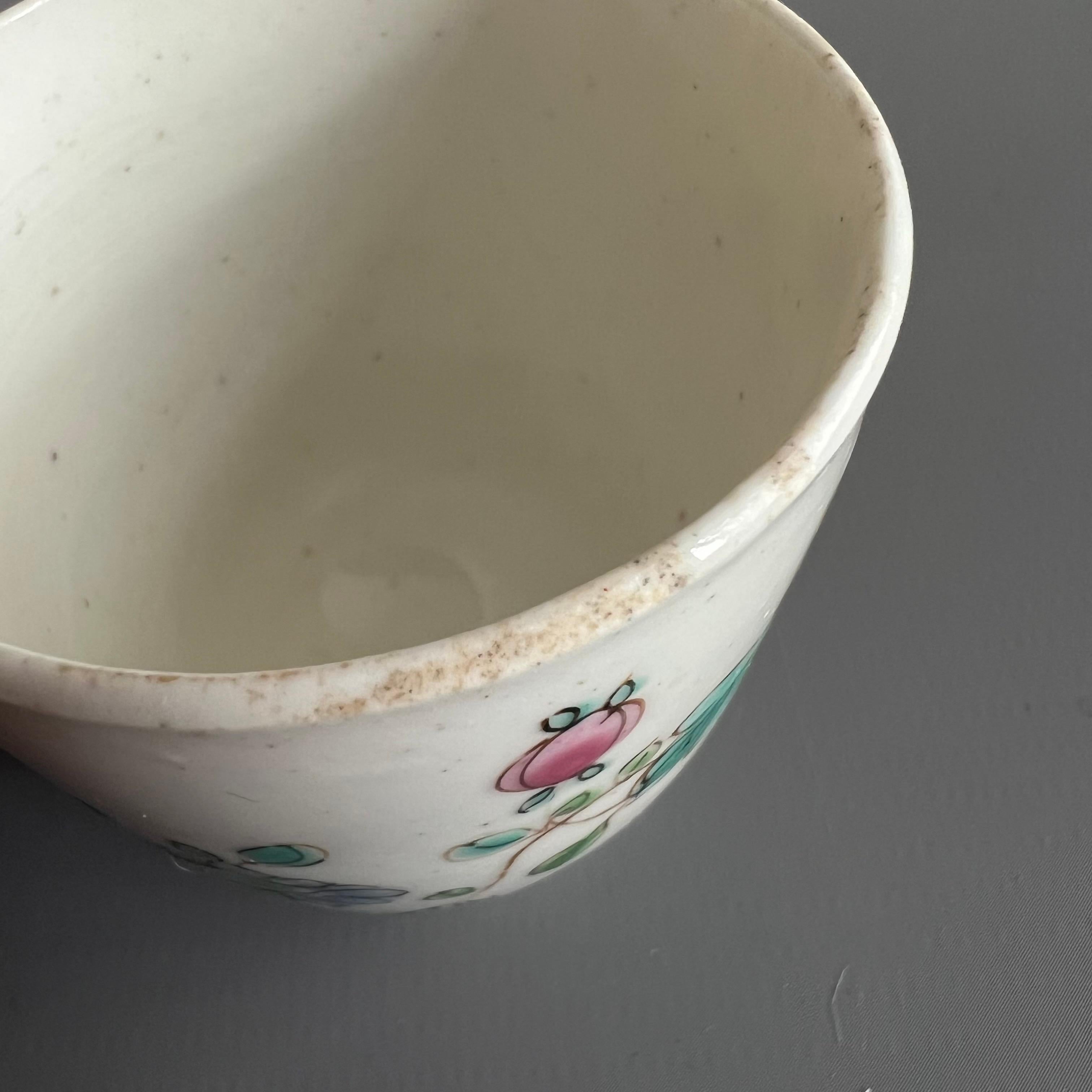 Tasse à café en porcelaine à nœud papillon, Famille Rose Peony, vers 1755 en vente 7