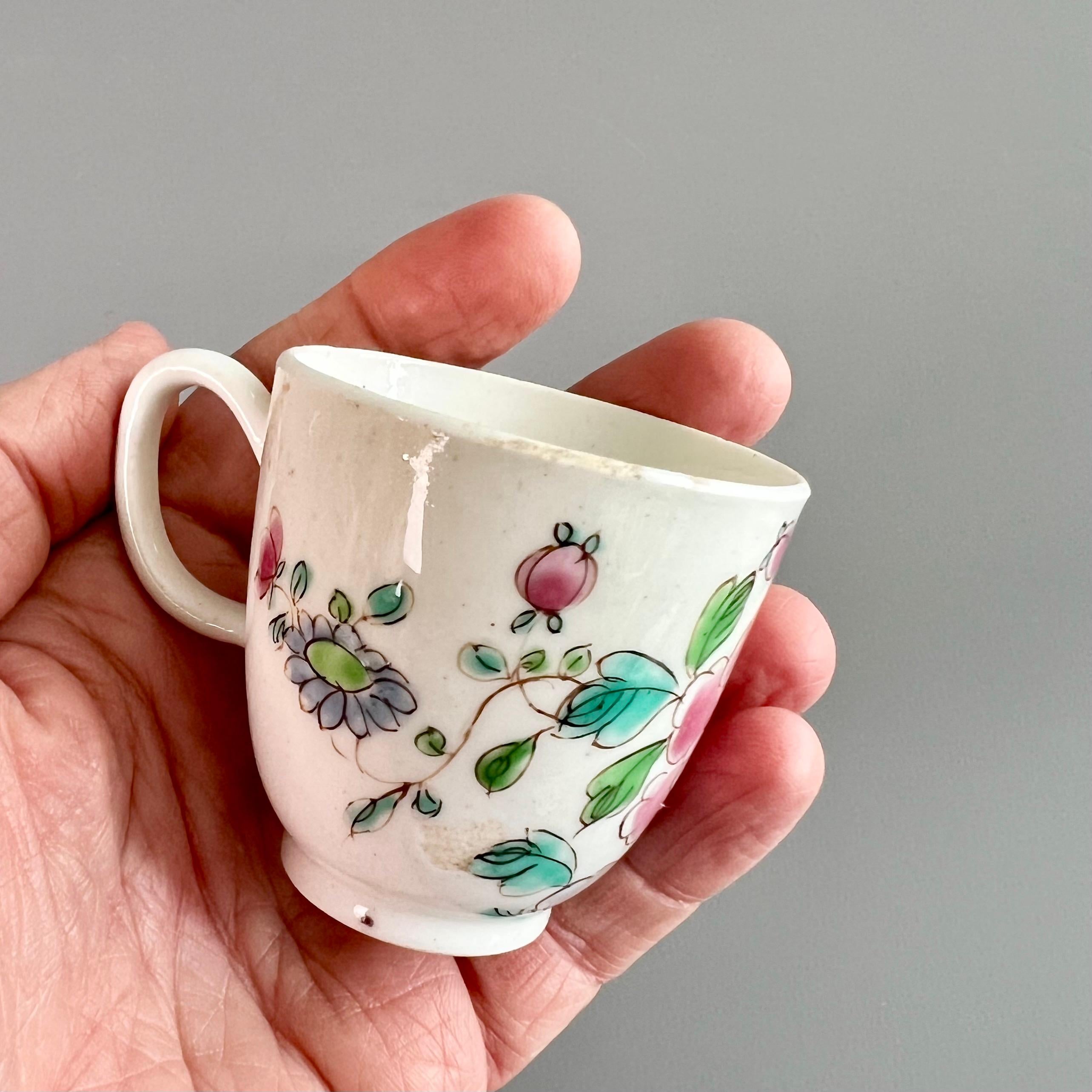 Dies ist eine sehr charmante verwaiste Kaffeetasse, die um 1755 von der Bow Porcelain Factory hergestellt wurde. Die Tasse ist mit einem chinesischen Pfingstrosenmuster verziert. Diese Tasse wäre Teil eines großen Teeservices gewesen, und die