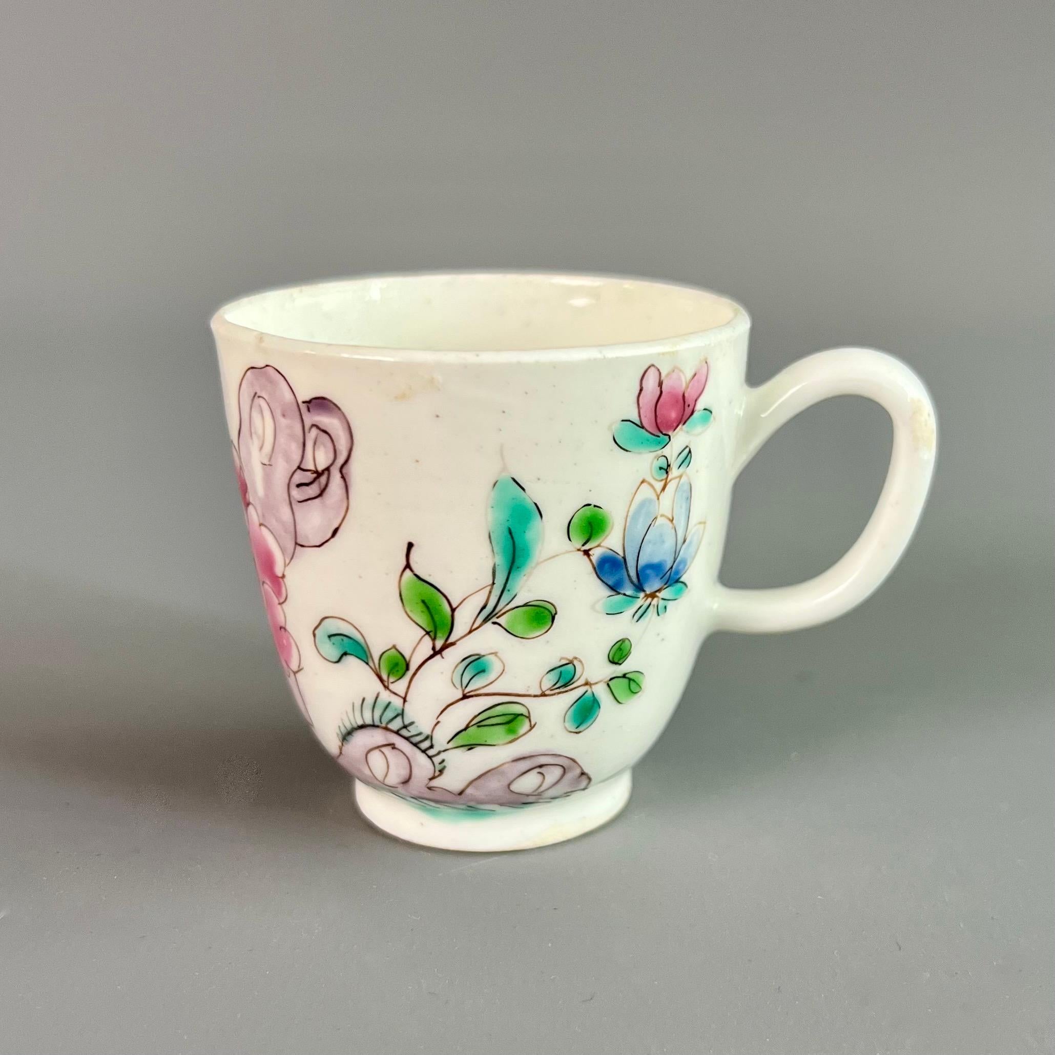 Rococo Tasse à café en porcelaine à nœud papillon, Famille Rose Peony, vers 1755 en vente