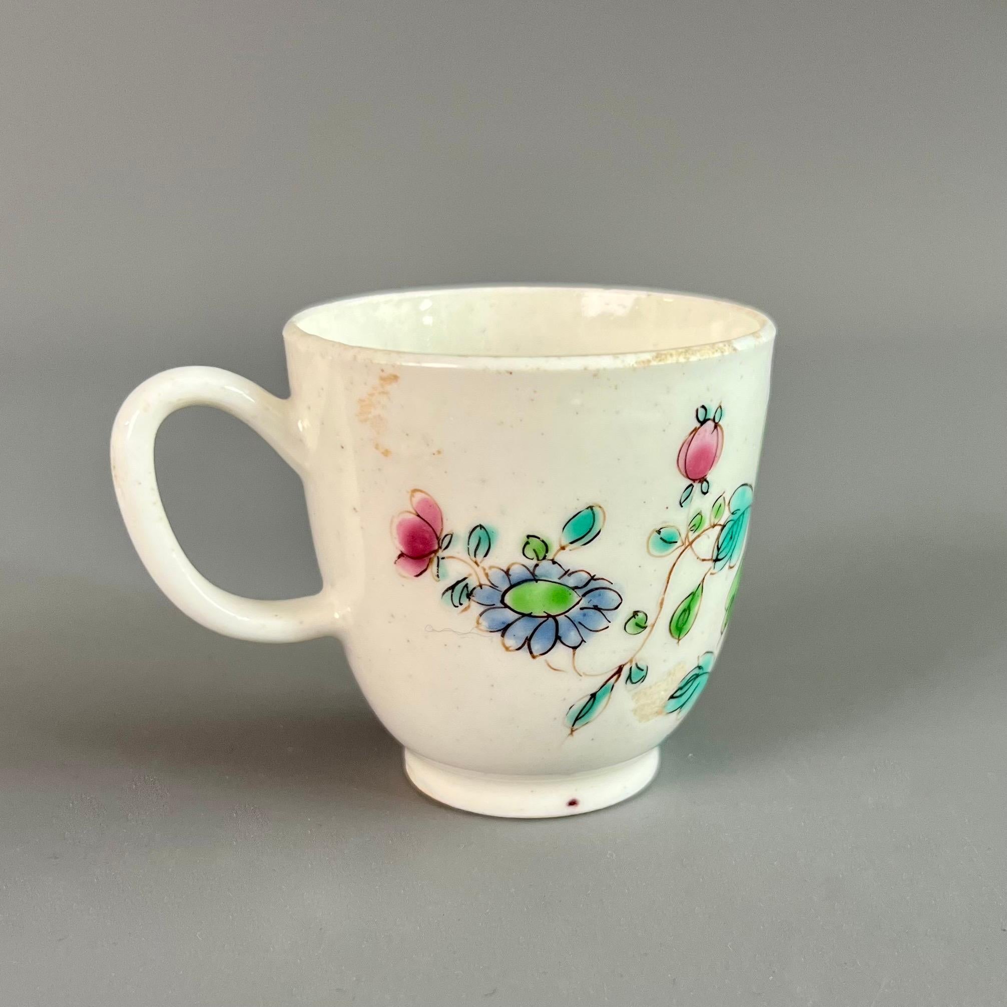 Anglais Tasse à café en porcelaine à nœud papillon, Famille Rose Peony, vers 1755 en vente