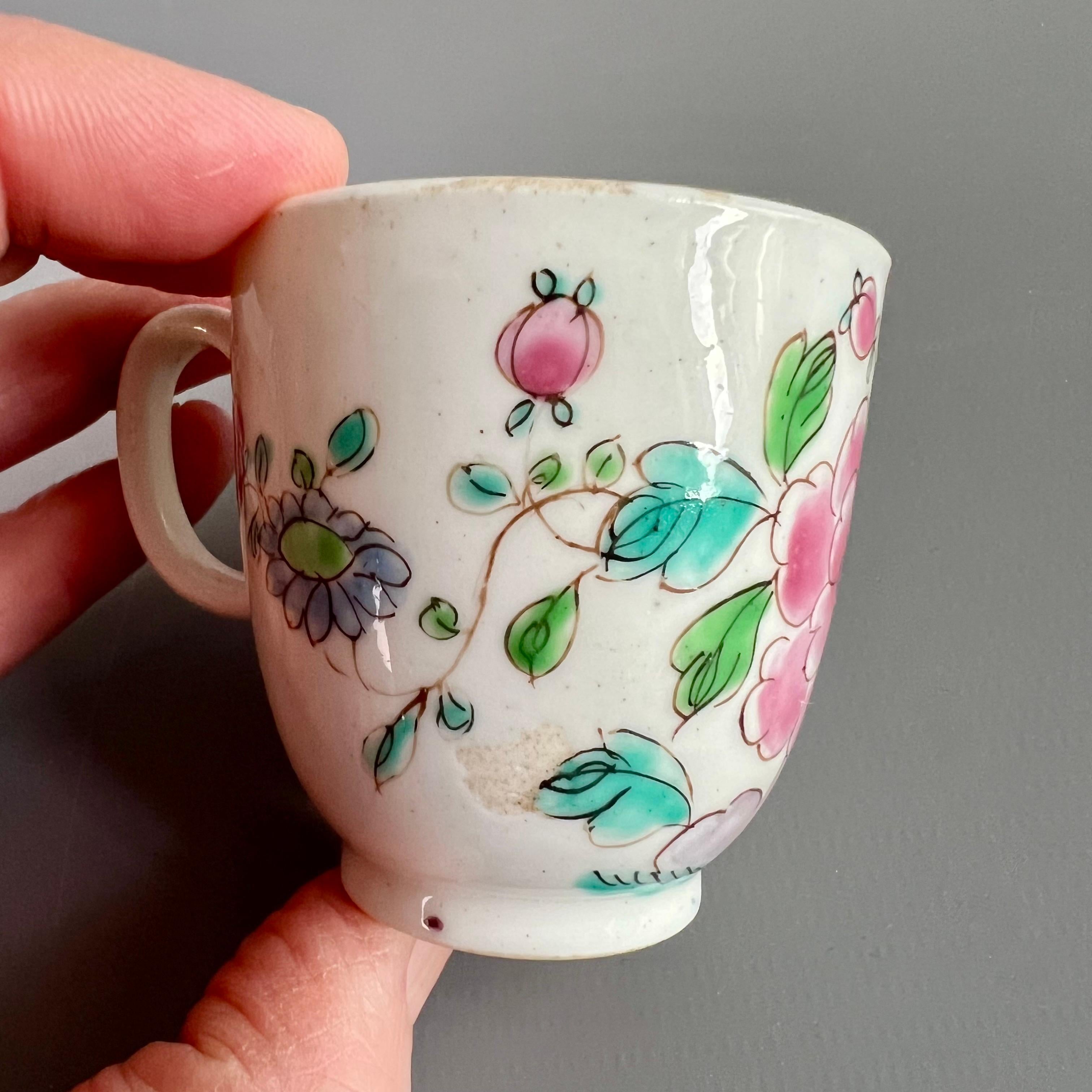 Porcelaine Tasse à café en porcelaine à nœud papillon, Famille Rose Peony, vers 1755 en vente