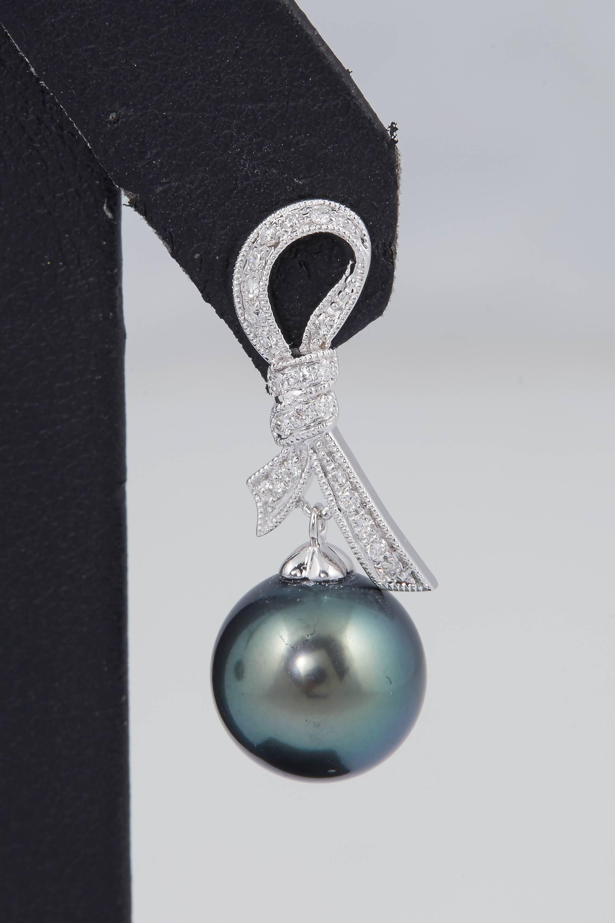 oro bianco 18 carati
42 diamanti da 0,23 carati.
Perla di Tahiti 10-11 mm