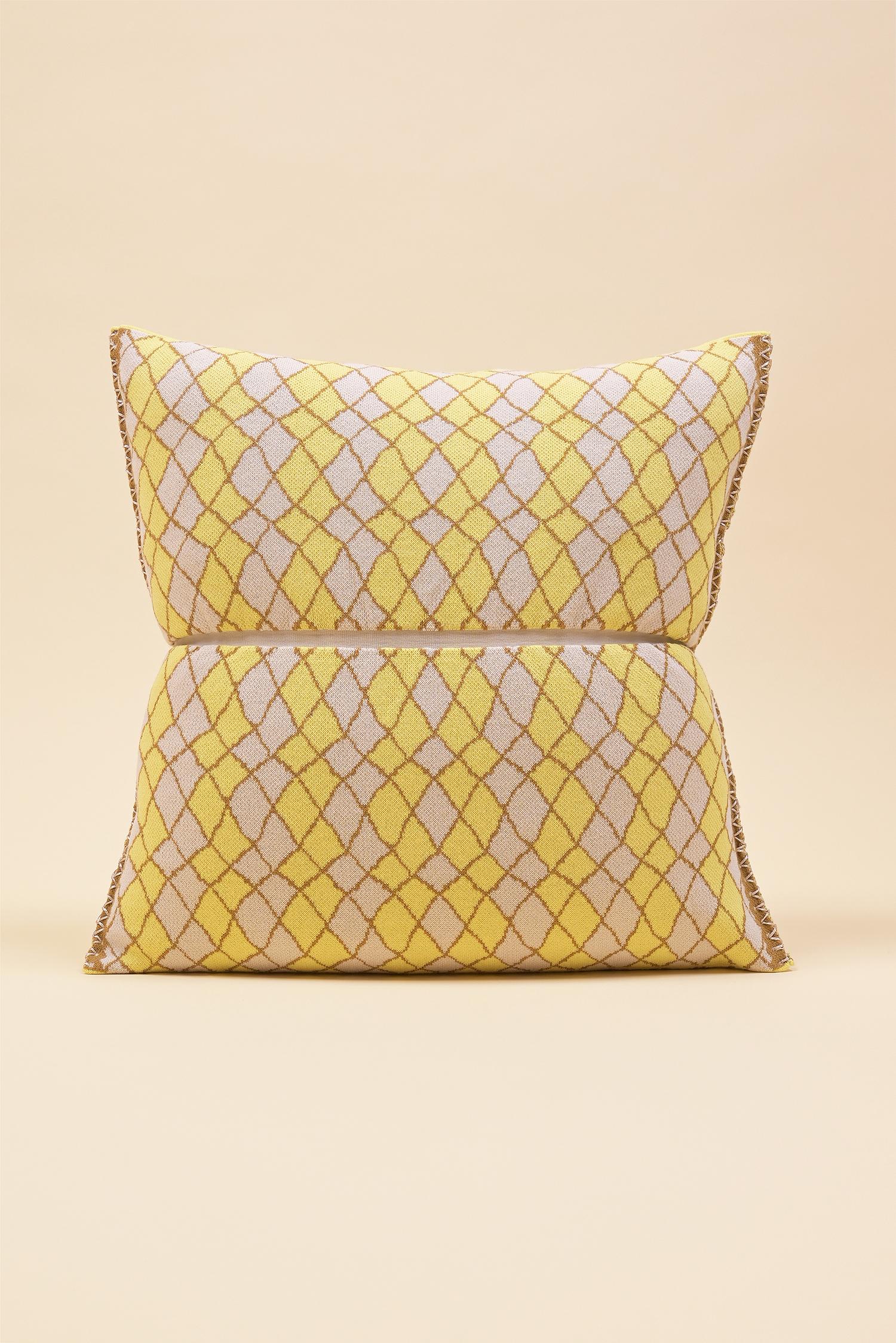 Douce et durable, cette taie d'oreiller tricotée jaune apporte confort et couleur à votre intérieur. Confectionné en viscose extensible, il est doté d'un centre tricoté très élastique qui lui donne sa forme unique de nœud. Méticuleusement cousu à la