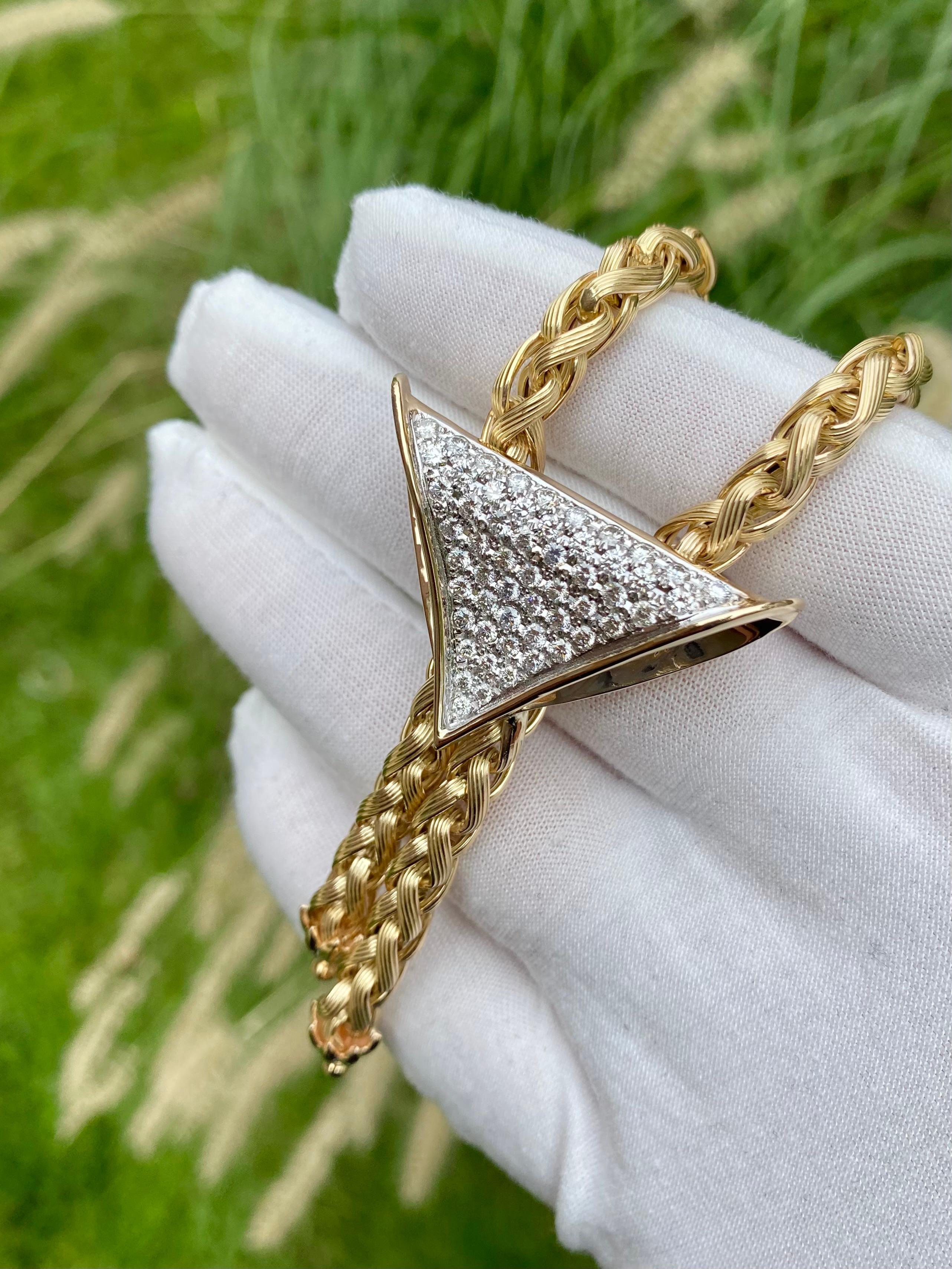 Natürlicher Diamant-Anhänger mit 14k Gold Franco Kette geformt. Dieser Anhänger trägt 55 natürliche, rund geschliffene Diamanten von insgesamt 4,40 Karat. Alle Diamanten sind VS1, ausgezeichneter Schliff und Farbe E-F. 

Zertifikat der Bewertung auf