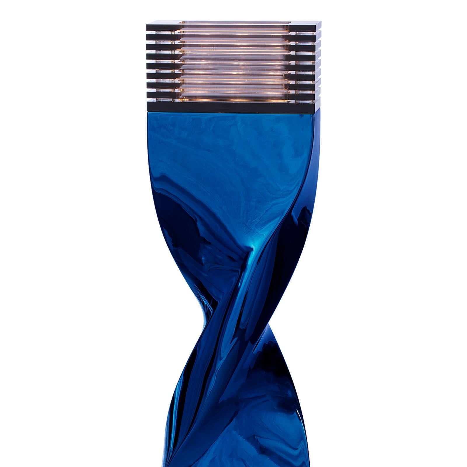 Lámpara de sobremesa bow Tie Alu azul XL con estructura de aluminio fundido
en acabado cromado azul artesanal. Con difusor de lámpara de altuglass en la parte superior.
3 bombillas Led, portalámparas tipo casquillo GU10, con regulador de intensidad.