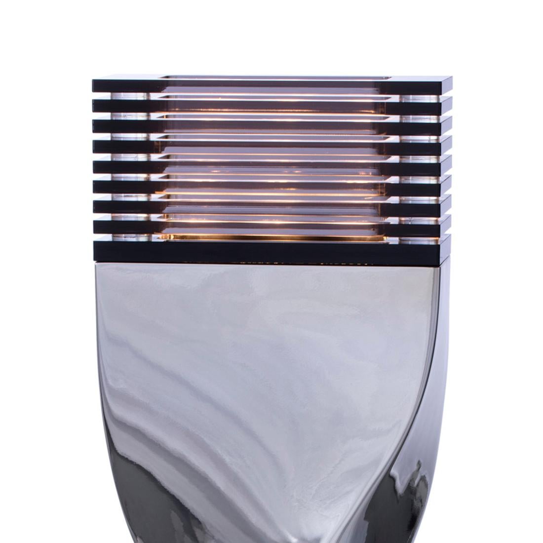 Table lamp bow tie Alu mirror XL with structure in casted aluminium
in crafted polished mirror finish. With altuglass lamp diffuser at the top.
3 Led bulbs, lamp holder type GU10 socket, with dimmer. Bulbs not
included. Weight: 7 kg. Available in