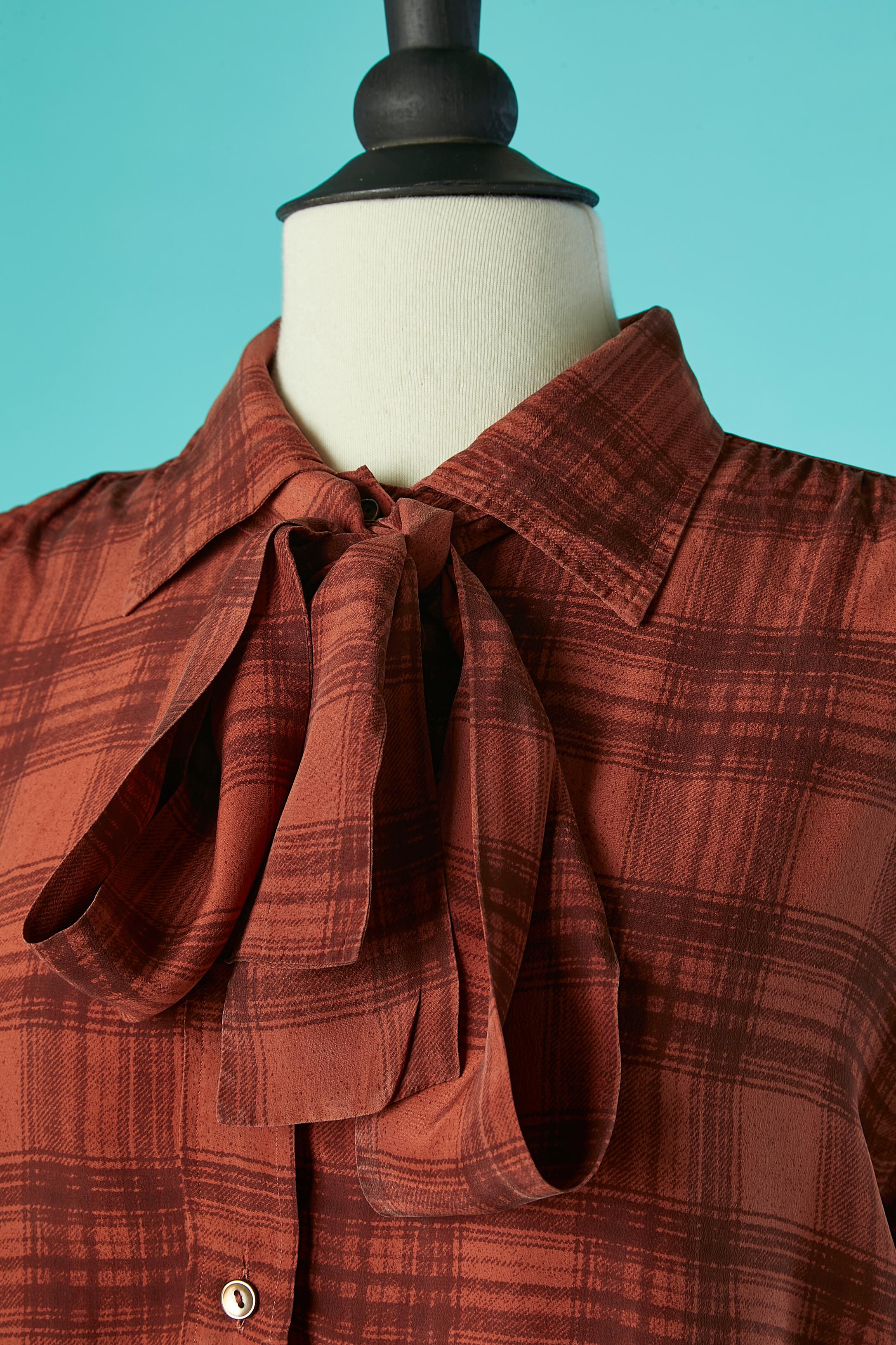 Bow-tie silk shirt with check pattern. Button and buttonhole on the top middle front and on the cuffs. 
SIZE 38 (Fr) M 