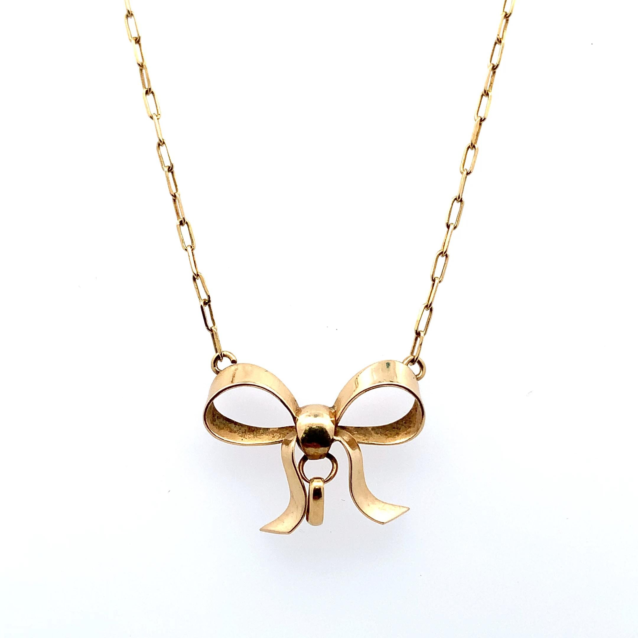 Zeitlose Eleganz mit dieser exquisit gefertigten Halskette mit Charme aus 9 Karat Gelbgold. An der zarten Kette hängt ein charmanter Schleifenanhänger, der jedem Ensemble einen Hauch von Raffinesse verleiht. Diese Halskette eignet sich perfekt für