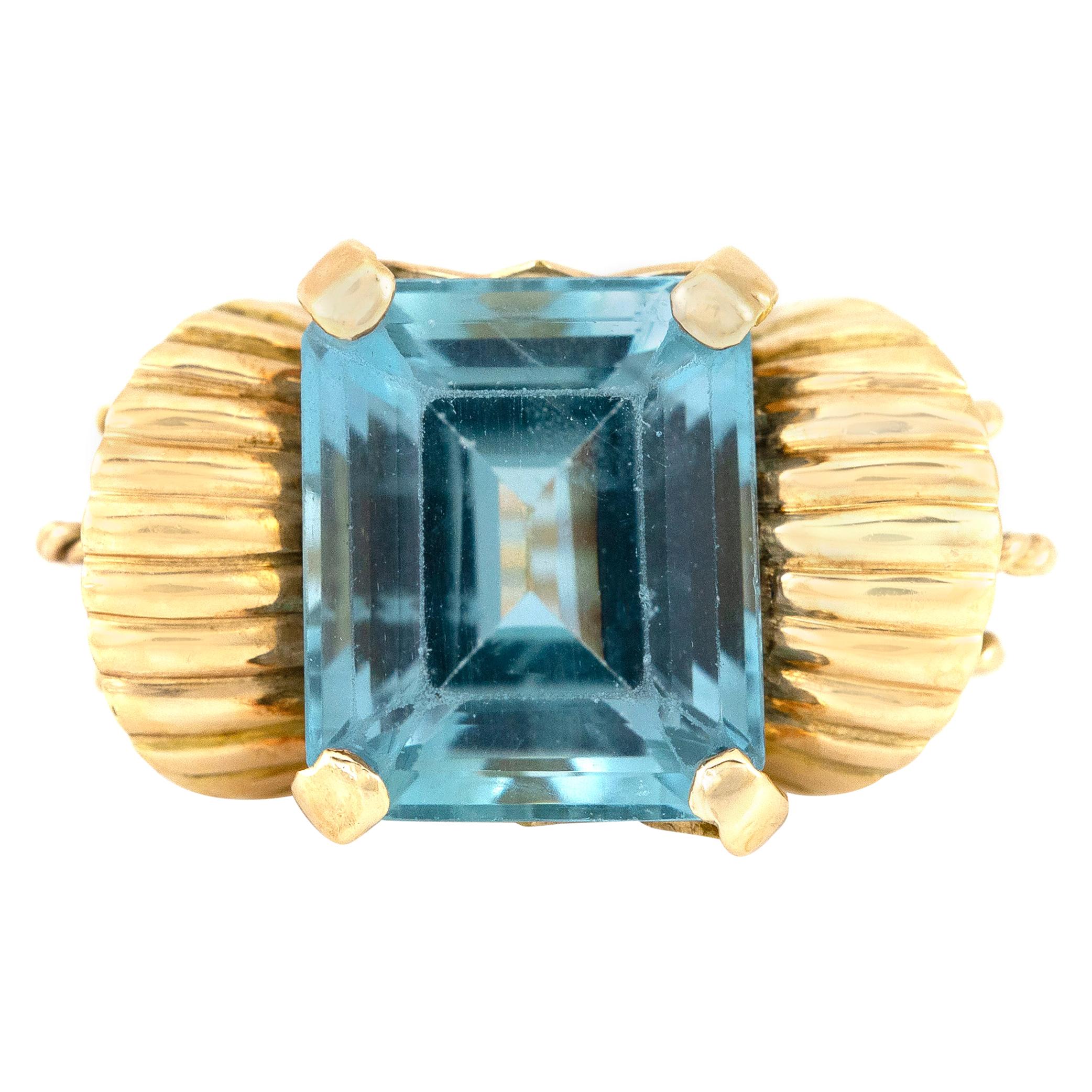 Bow Tie with Center Aquamarine 18 Karat Yellow Gold Ring For Sale