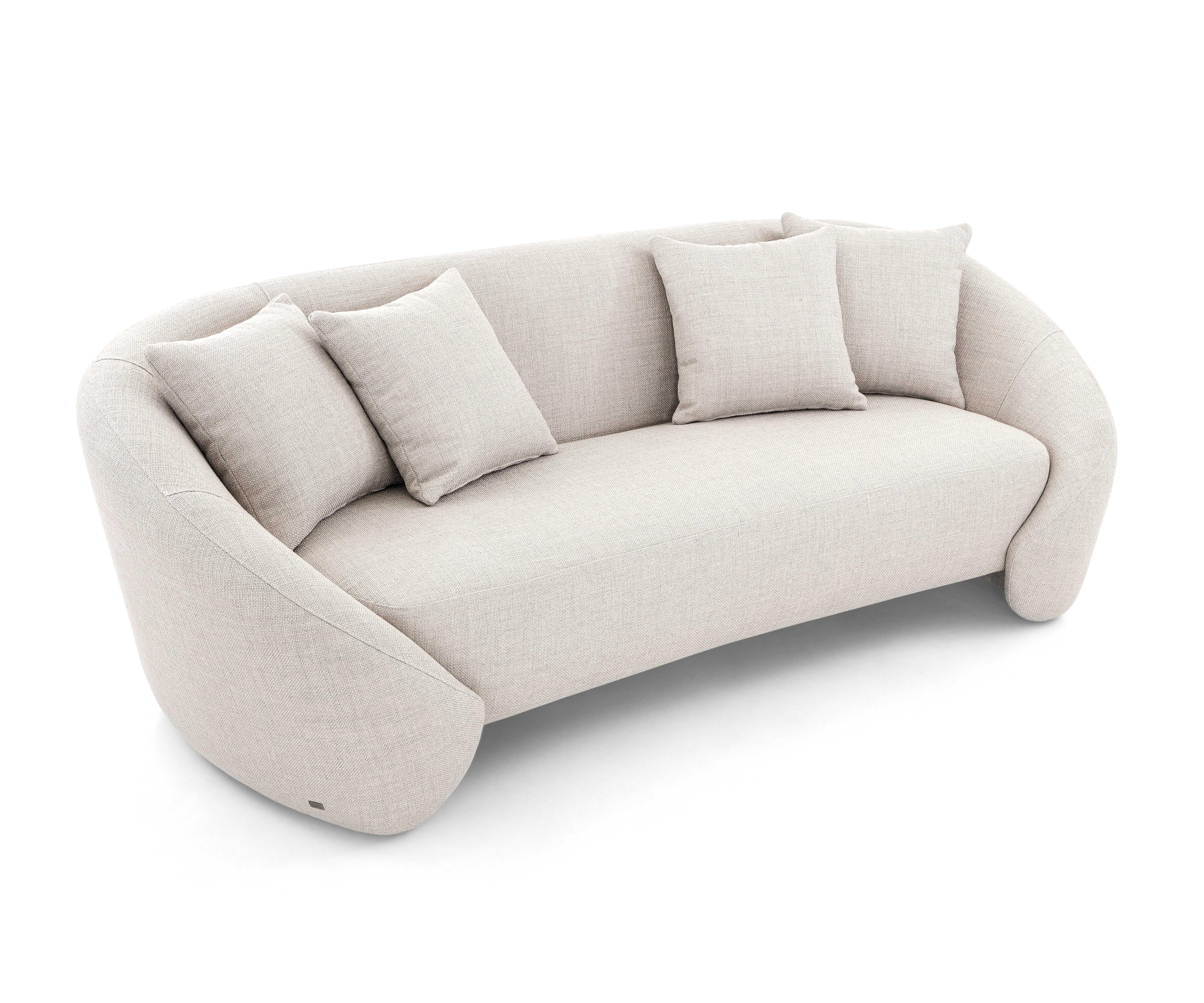 Ein geschwungenes Dreisitzer-Sofa, entworfen von Sérgio Batista für Uultis, mit hellgrauem Stoff und vier Kissen. Das 3-Sitzer-Sofa Bowed bringt eine perfekte Mischung aus moderner Eleganz und Komfort in Ihren Wohnbereich. Seine markant geschwungene
